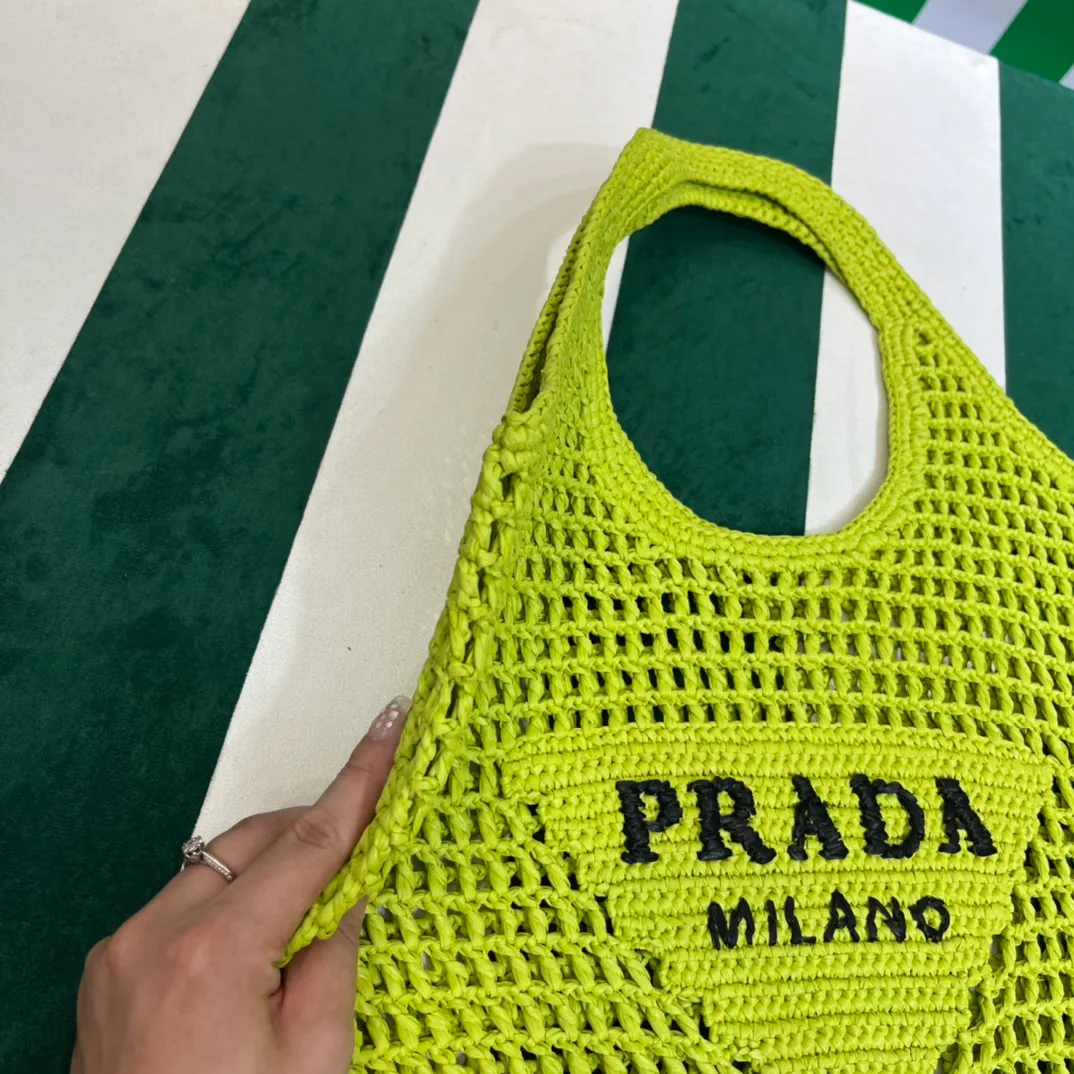 💰1360 Prad* new hollow straw tote! Full of artistic atmosphere ~ The raffia weave is very solid and has a great texture. ♡ It can be paired with personal clothes every day. The natural style design makes it seem like it can breathe💭 If you like the baby, quickly add it to the harem. Carry an exclusive style that will not go out of style for several years🌱1BG424 Size: Height 45x Width 51cm