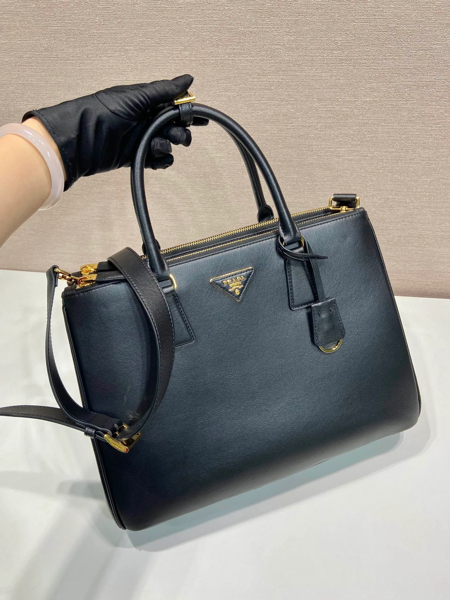 1080🎉New killer bag🎉1BA446 large plain style🎉🎉This classic popular style is designed with new material calfskin and lambskin inside🎉🎉Featuring classic three compartments and gold metal hardware accessories, Equipped with a detachable calfskin long shoulder strap, it can be carried by hand or on the shoulder. It is practical and fashionable. Baby, hurry up and get it🎉🎉 Length 36x Height 26x Bottom 15cm🎉🎉🎉💰💰💰