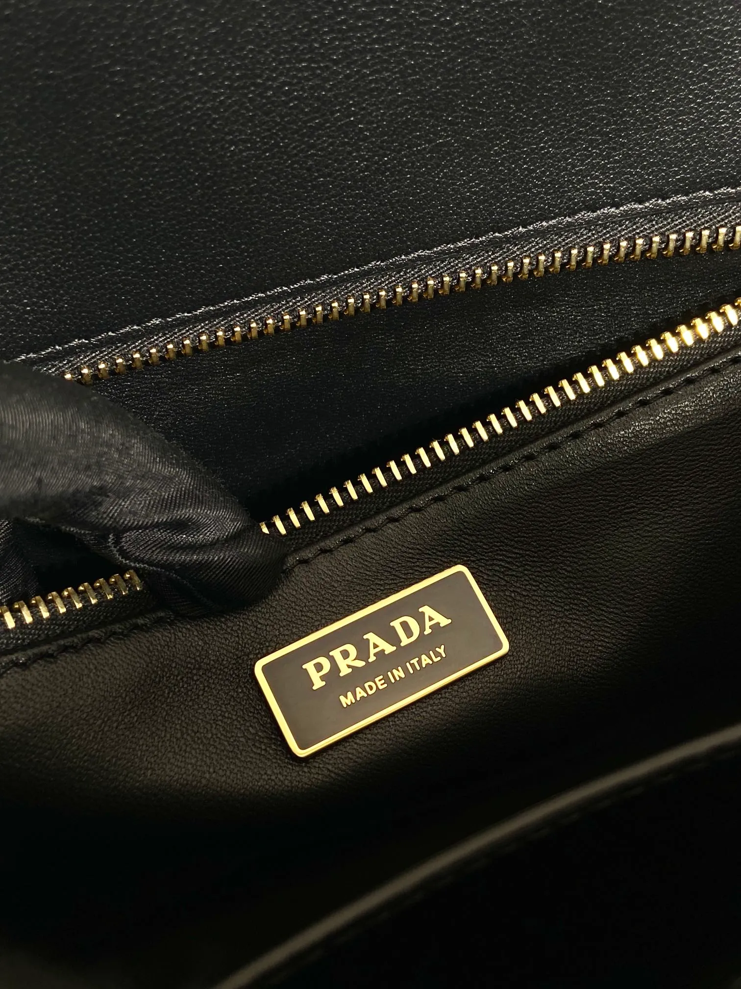 1080🎉New killer bag🎉1BA446 large plain style🎉🎉This classic popular style is designed with new material calfskin and lambskin inside🎉🎉Featuring classic three compartments and gold metal hardware accessories, Equipped with a detachable calfskin long shoulder strap, it can be carried by hand or on the shoulder. It is practical and fashionable. Baby, hurry up and get it🎉🎉 Length 36x Height 26x Bottom 15cm🎉🎉🎉💰💰💰