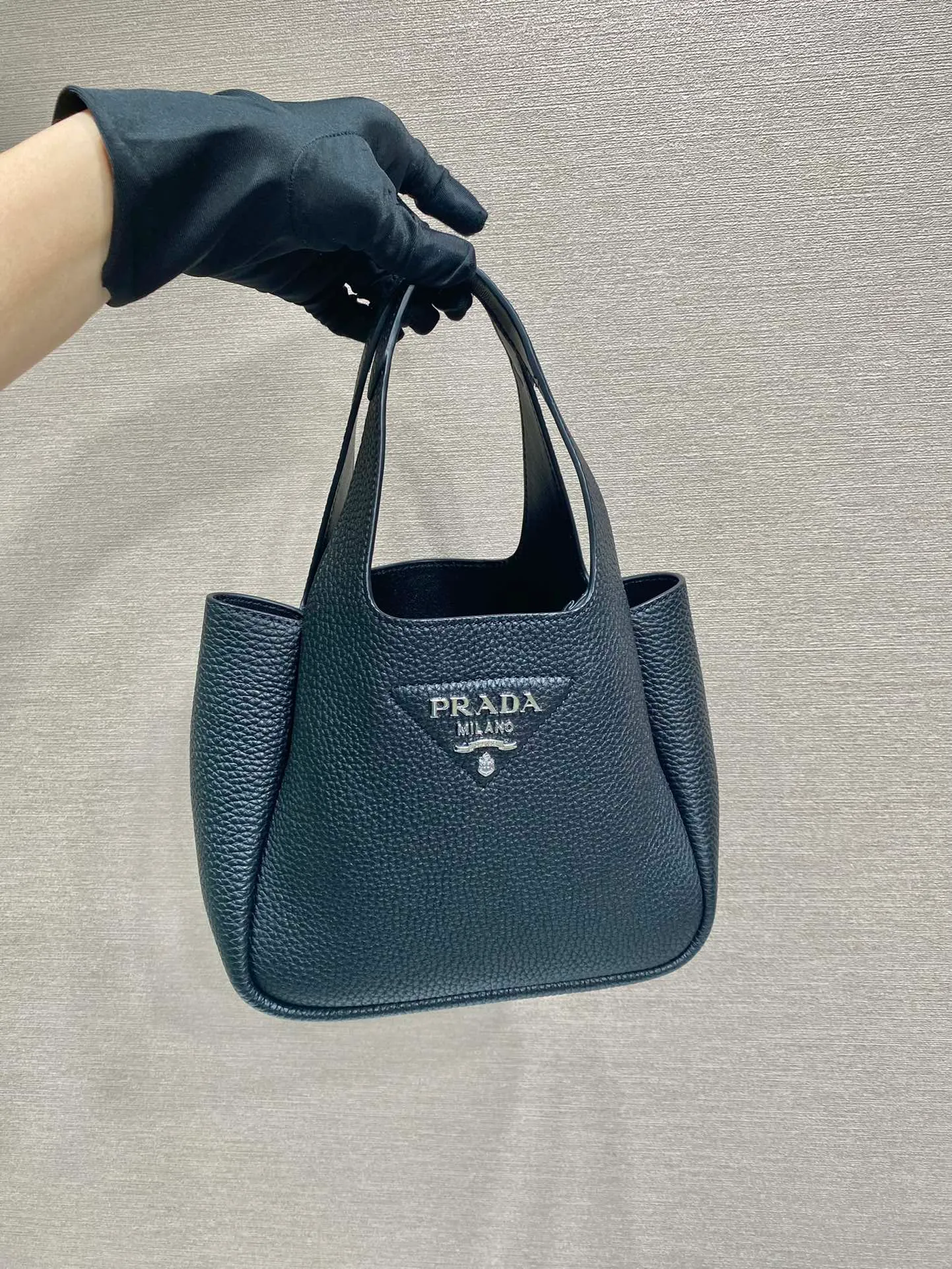 💰1520🎉mini vegetable basket🎉1BA349🎉🎉mini size😘😘 This mini vegetable basket is made of imported deerskin pattern, with imported lambskin inside. It has many grids and feels very soft/lightweight. The classic mini is good-looking and easy to use👏👏. The upper body effect is cute and cute. It’s so beautiful. Limited edition/popular model at the counter. Get it now🎉🎉 Length 18x Height 16x Bottom 10cm🎉🎉🎉👏👏👏