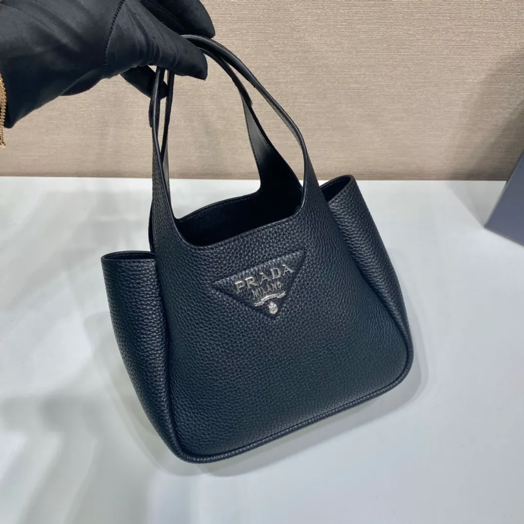 💰1520🎉mini vegetable basket🎉1BA349🎉🎉mini size😘😘 This mini vegetable basket is made of imported deerskin pattern, with imported lambskin inside. It has many grids and feels very soft/lightweight. The classic mini is good-looking and easy to use👏👏. The upper body effect is cute and cute. It’s so beautiful. Limited edition/popular model at the counter. Get it now🎉🎉 Length 18x Height 16x Bottom 10cm🎉🎉🎉👏👏👏