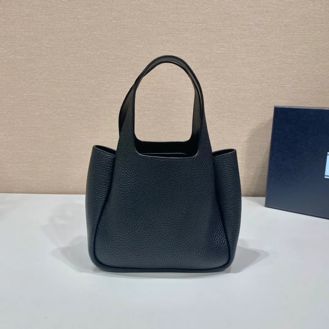 💰1520🎉mini vegetable basket🎉1BA349🎉🎉mini size😘😘 This mini vegetable basket is made of imported deerskin pattern, with imported lambskin inside. It has many grids and feels very soft/lightweight. The classic mini is good-looking and easy to use👏👏. The upper body effect is cute and cute. It’s so beautiful. Limited edition/popular model at the counter. Get it now🎉🎉 Length 18x Height 16x Bottom 10cm🎉🎉🎉👏👏👏