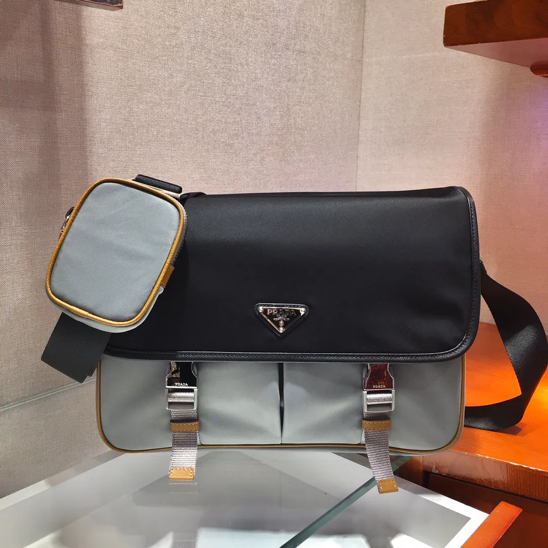 💰1120🎉New color🎉2VD768B 🎉Original item👍👍This nylon flap handbag is decorated with classic Saffiano leather trim, equipped with two side opening buckles, and decorated with the iconic triangle metal logo, highlighting the fashionable design style, using imported nylon and Saffiano Made of leather, two front pockets, one of which has a zippered back zipper pocket, two internal mobile phone pockets, and adjustable nylon logo jacquard shoulder strap, a classic and fashionable messenger bag😘😘Men’s favorite👏👏Length 32x Height 24x Bottom 12cm👍👍👍