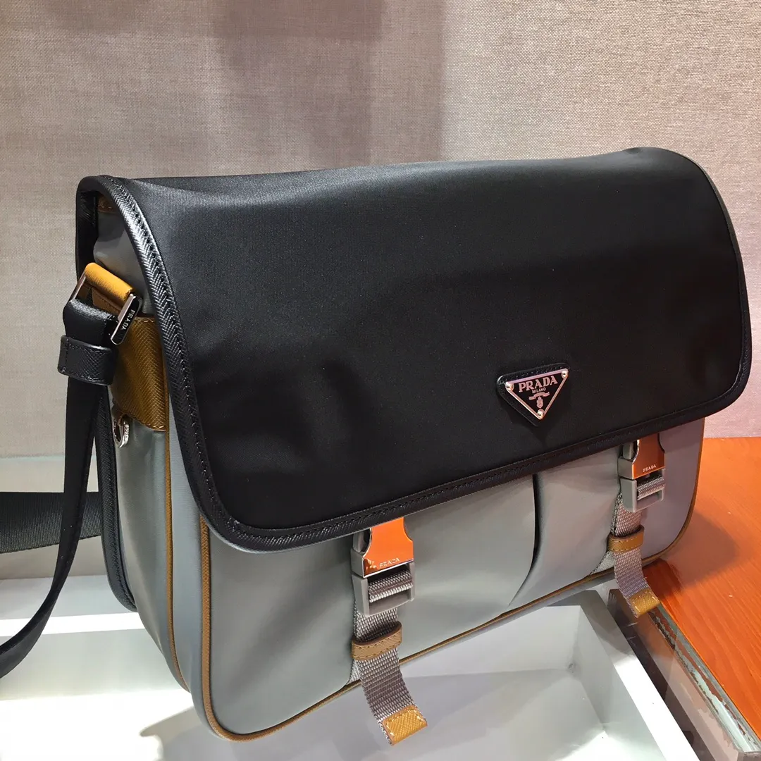 💰1120🎉New color🎉2VD768B 🎉Original item👍👍This nylon flap handbag is decorated with classic Saffiano leather trim, equipped with two side opening buckles, and decorated with the iconic triangle metal logo, highlighting the fashionable design style, using imported nylon and Saffiano Made of leather, two front pockets, one of which has a zippered back zipper pocket, two internal mobile phone pockets, and adjustable nylon logo jacquard shoulder strap, a classic and fashionable messenger bag😘😘Men’s favorite👏👏Length 32x Height 24x Bottom 12cm👍👍👍
