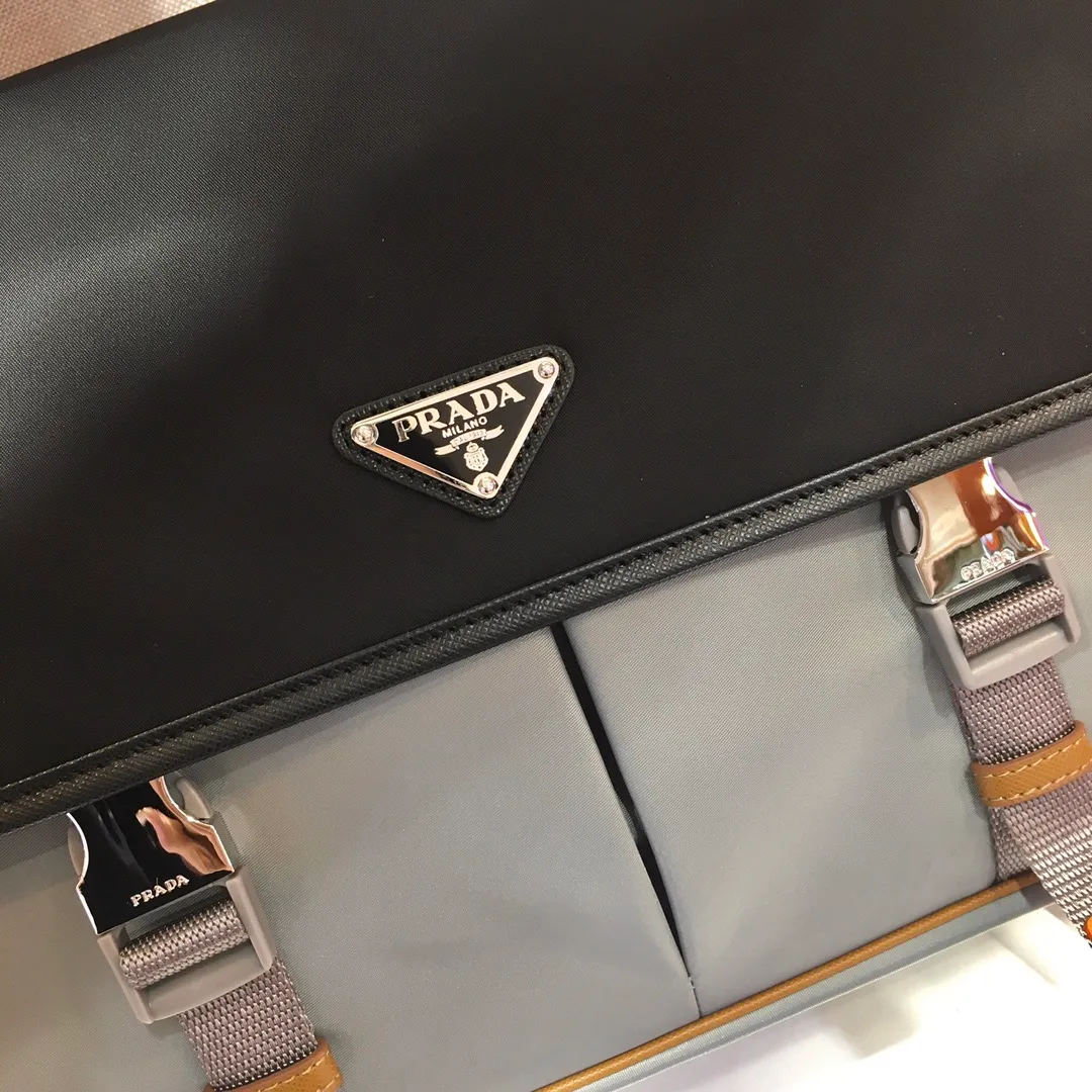 💰1120🎉New color🎉2VD768B 🎉Original item👍👍This nylon flap handbag is decorated with classic Saffiano leather trim, equipped with two side opening buckles, and decorated with the iconic triangle metal logo, highlighting the fashionable design style, using imported nylon and Saffiano Made of leather, two front pockets, one of which has a zippered back zipper pocket, two internal mobile phone pockets, and adjustable nylon logo jacquard shoulder strap, a classic and fashionable messenger bag😘😘Men’s favorite👏👏Length 32x Height 24x Bottom 12cm👍👍👍