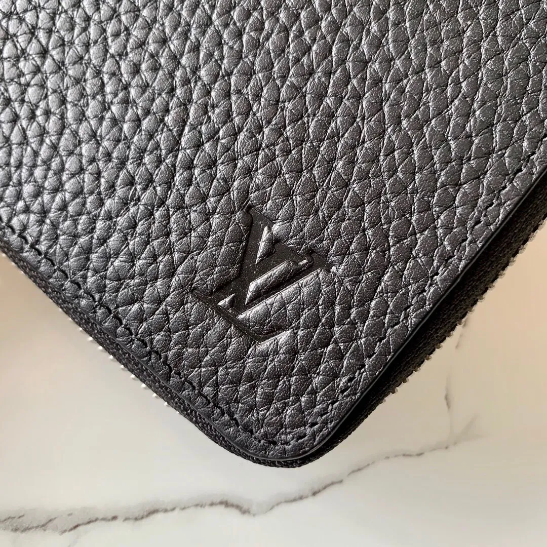 P¥420👉nfc dynamic chip version👈【Top original pure steel hardware】💕 M58412 black pebbled men's zipper bag This Zippy Wallet Vertical straight zipper wallet can accommodate cash, cards and change, and the design is both fashionable and practical. It has multiple pockets and compartments. The soft and tough Taurillon leather makes it even more attractive ex-factory price.  Details 10 x 20 x 2 cm (Length x Height x Width) Taurillon leather Cowhide lining Silver hardware 12 credit card slots 2 business card pockets 1 large accordion compartment for banknotes 1 zippered coin compartment 1 compartment for IDs and receipts