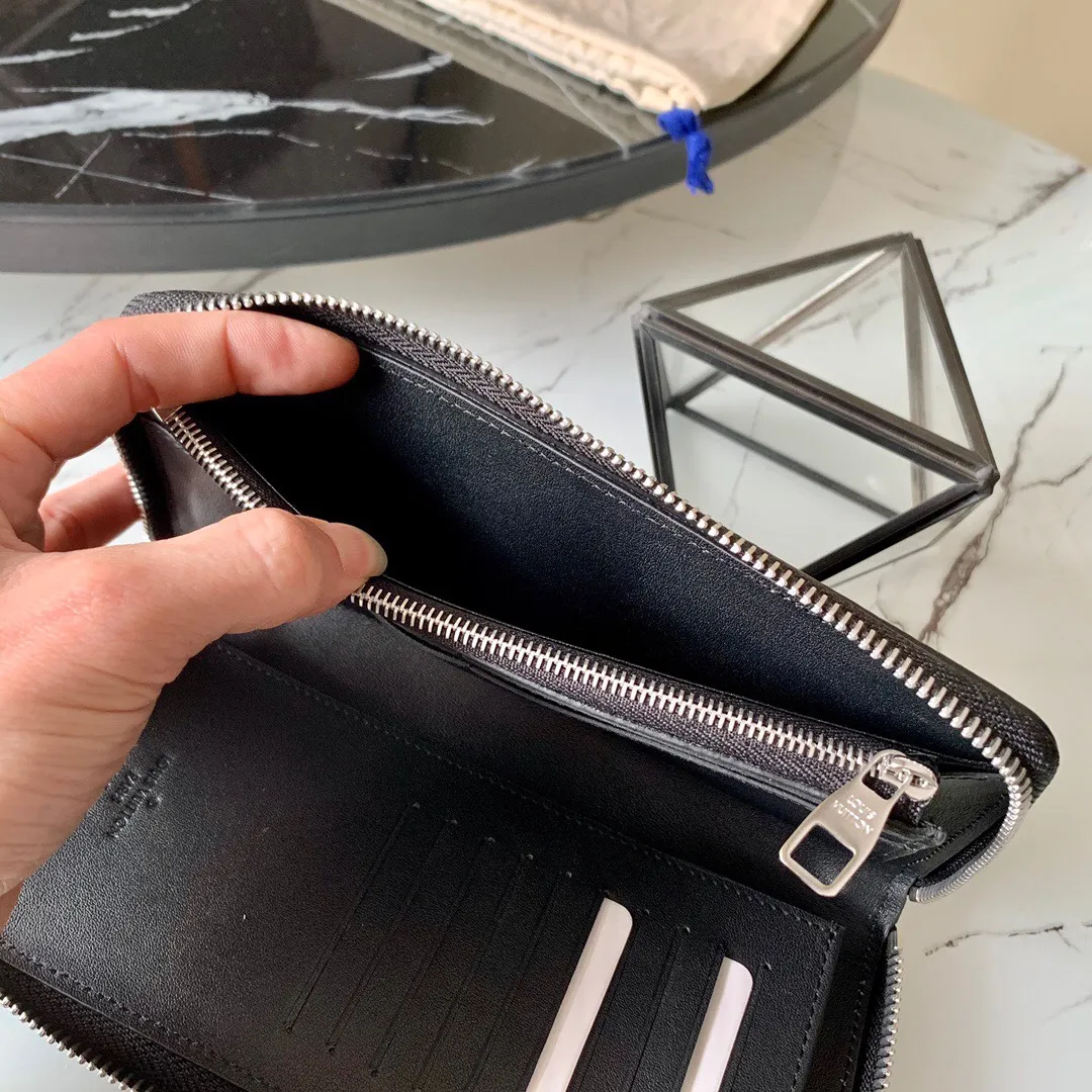 P¥420👉nfc dynamic chip version👈【Top original pure steel hardware】💕 M58412 black pebbled men's zipper bag This Zippy Wallet Vertical straight zipper wallet can accommodate cash, cards and change, and the design is both fashionable and practical. It has multiple pockets and compartments. The soft and tough Taurillon leather makes it even more attractive ex-factory price.  Details 10 x 20 x 2 cm (Length x Height x Width) Taurillon leather Cowhide lining Silver hardware 12 credit card slots 2 business card pockets 1 large accordion compartment for banknotes 1 zippered coin compartment 1 compartment for IDs and receipts