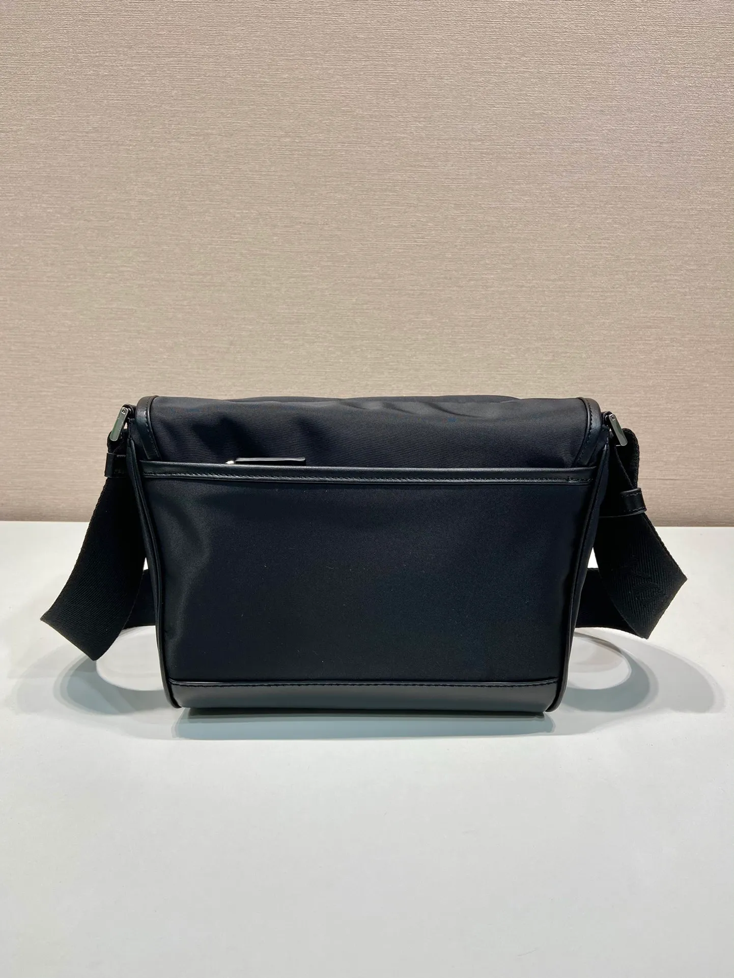 💰1260🎉New messenger bag🎉🎉2VD066 small🎉🎉 This messenger bag is designed with Re-Nylon recycled nylon fabric, with contrasting calfskin, flap and snap closure, three external zipper pockets, internal zipper pocket and patch pocket. It has a large capacity and is a hit that will never go out of style. Handsome guys, come in quickly🎉🎉 Length 20 height 19 bottom 10cm🎉🎉🎉🍊🍊🍊