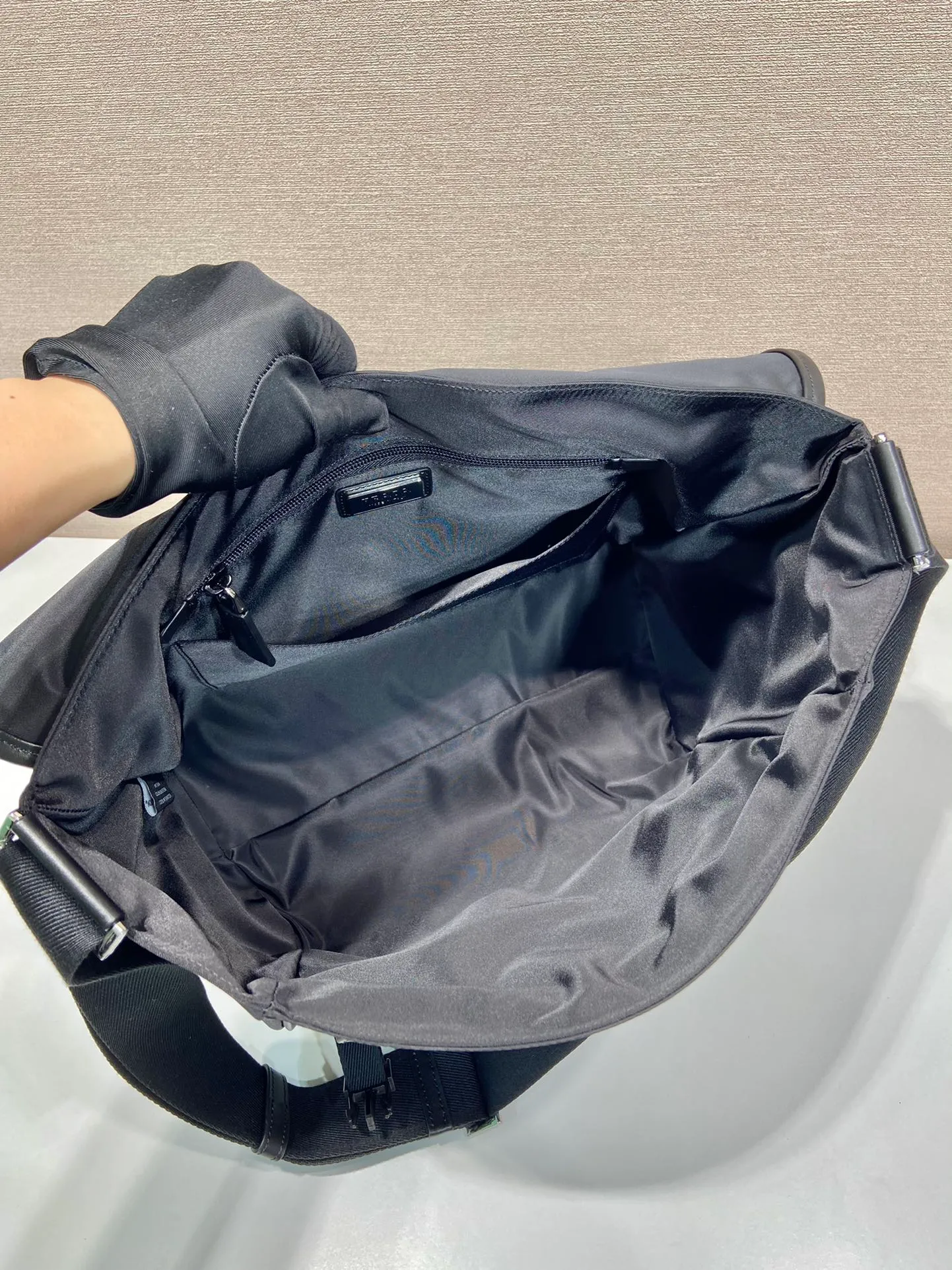 💰1260🎉New messenger bag🎉🎉2VD066 small🎉🎉 This messenger bag is designed with Re-Nylon recycled nylon fabric, with contrasting calfskin, flap and snap closure, three external zipper pockets, internal zipper pocket and patch pocket. It has a large capacity and is a hit that will never go out of style. Handsome guys, come in quickly🎉🎉 Length 20 height 19 bottom 10cm🎉🎉🎉🍊🍊🍊