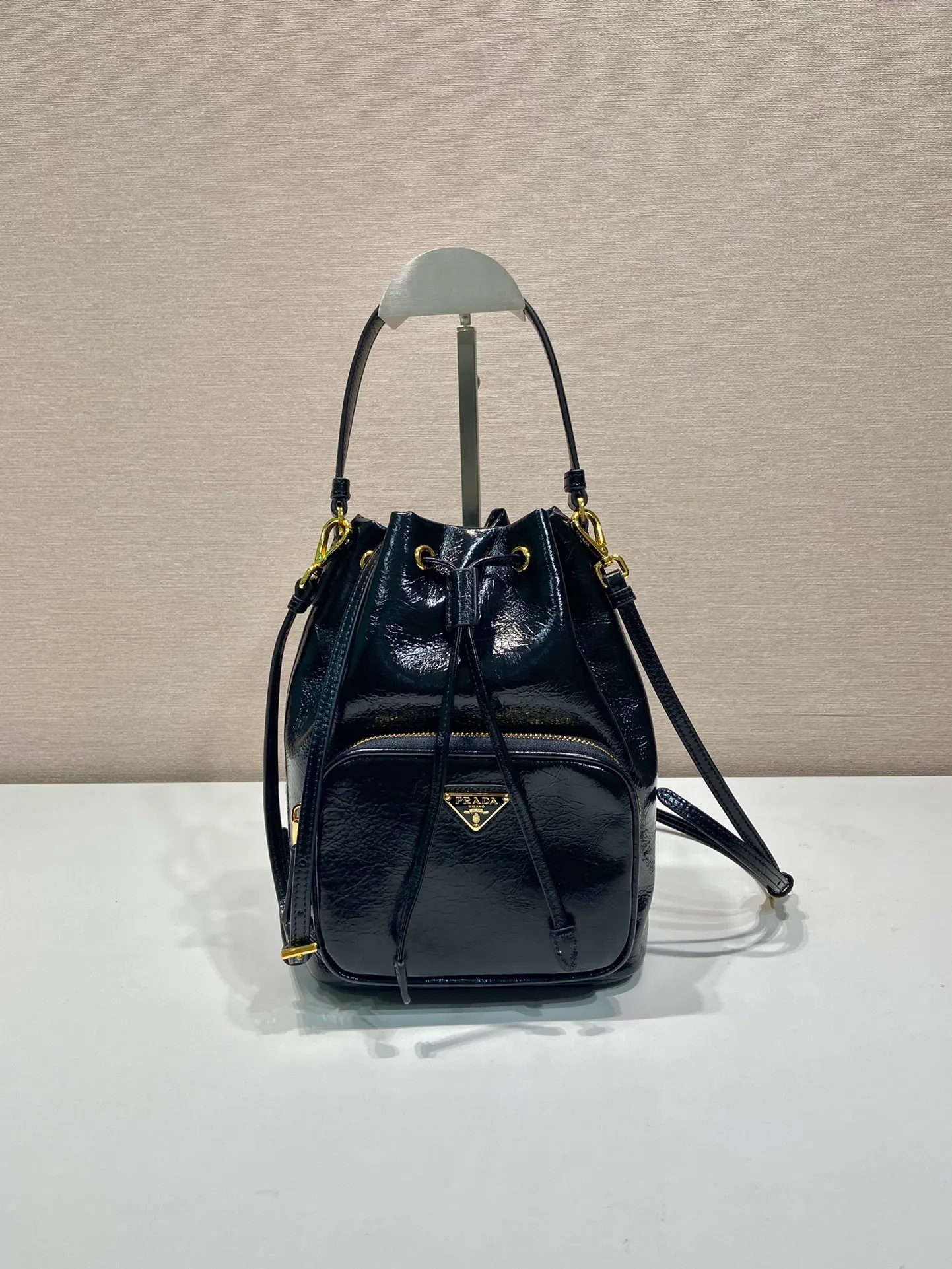 💰1320🎉Painted wax leather🎉1BH038 bucket bag🎉🎉 This bucket bag is made of imported patented cowhide leather fabric, top-grade hardware, equipped with a detachable long shoulder strap, portable/diagonal, lightweight, practical and fashionable, with large capacity. Beauties, hurry up and get it, length 18x height 23 base x 12