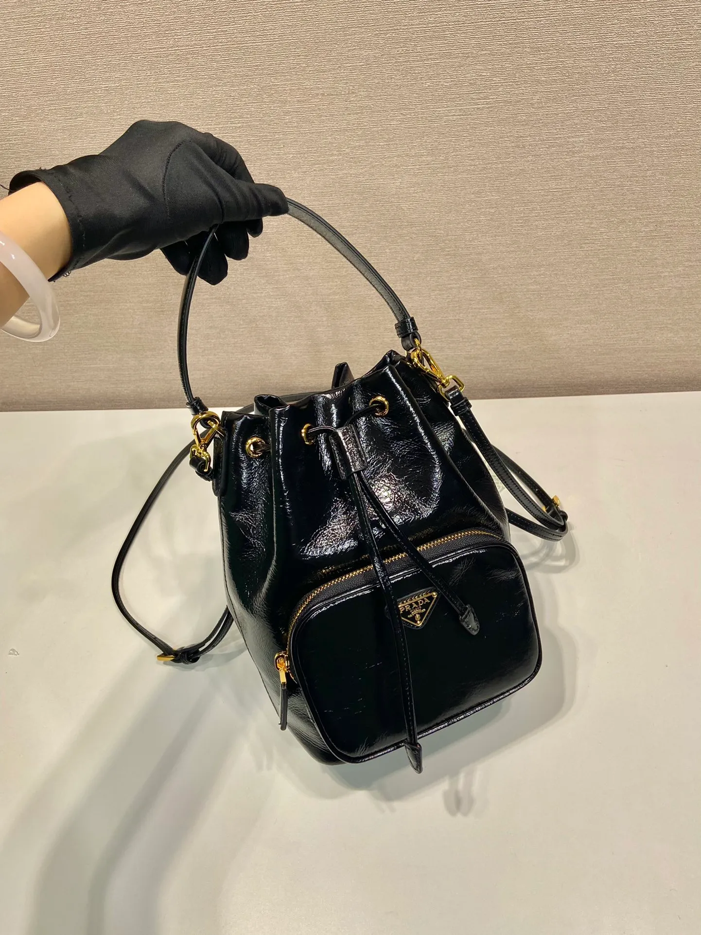 💰1320🎉Painted wax leather🎉1BH038 bucket bag🎉🎉 This bucket bag is made of imported patented cowhide leather fabric, top-grade hardware, equipped with a detachable long shoulder strap, portable/diagonal, lightweight, practical and fashionable, with large capacity. Beauties, hurry up and get it, length 18x height 23 base x 12