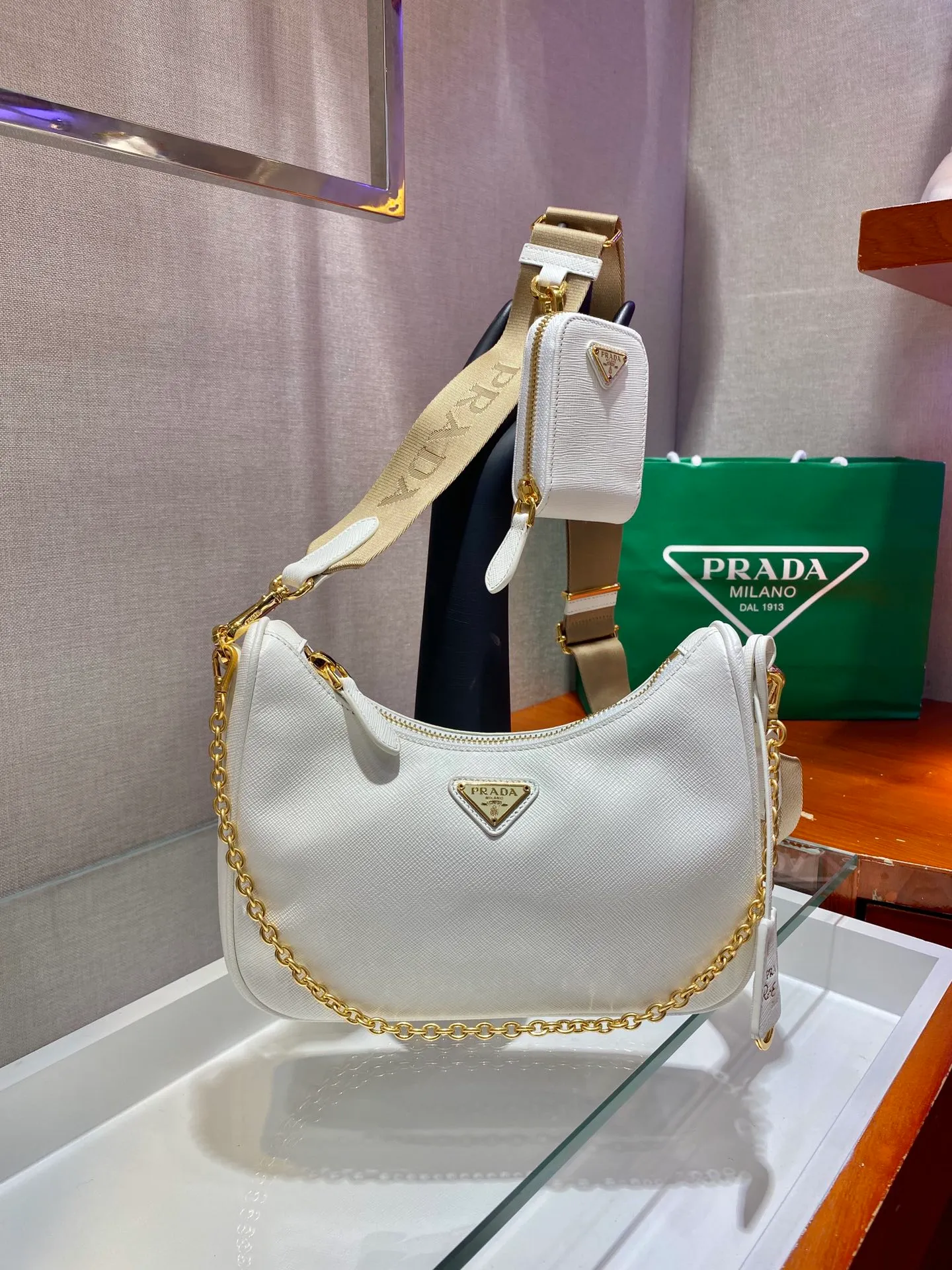 💰1500🎊Gold hardware three-in-one🎊New model 1BH204 full leather/gold hardware, nylon Hobo hand/armpit bag😘😘The full leather hobo that is popular in the fashion circle due to the crazy cultivation of the Internet celebrity sister group has a new model! 👏👏The design of this all-leather Hobo bag is great👍👍One bag with three uses😘😘waist bag/crossbody/single shoulder bag👍👍The handle is replaced by a chain, which makes the underarm bag a little more sexy. It also has a long shoulder strap. What I love most is that there is a small pendant (small bag) hanging on the shoulder strap, which can also be hung on other bags and pants as accessories. 🙊🙊There is no problem in matching various clothes in normal times😘😘Babies, hurry up and get it, it’s so beautiful🙊🙊Dimensions: length 23x height 17x bottom 6.5cm👏👏👏💰💰💰