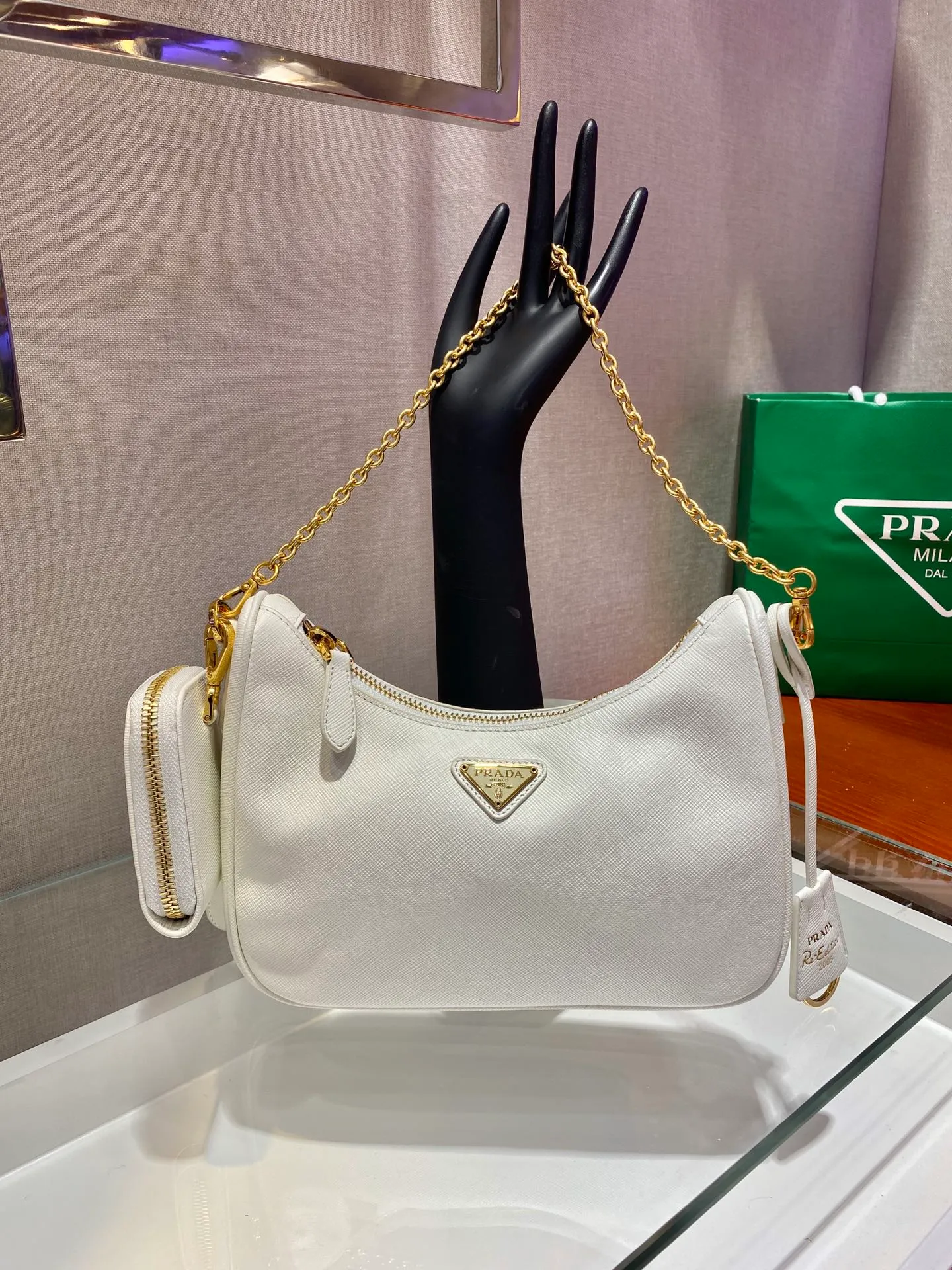 💰1500🎊Gold hardware three-in-one🎊New model 1BH204 full leather/gold hardware, nylon Hobo hand/armpit bag😘😘The full leather hobo that is popular in the fashion circle due to the crazy cultivation of the Internet celebrity sister group has a new model! 👏👏The design of this all-leather Hobo bag is great👍👍One bag with three uses😘😘waist bag/crossbody/single shoulder bag👍👍The handle is replaced by a chain, which makes the underarm bag a little more sexy. It also has a long shoulder strap. What I love most is that there is a small pendant (small bag) hanging on the shoulder strap, which can also be hung on other bags and pants as accessories. 🙊🙊There is no problem in matching various clothes in normal times😘😘Babies, hurry up and get it, it’s so beautiful🙊🙊Dimensions: length 23x height 17x bottom 6.5cm👏👏👏💰💰💰
