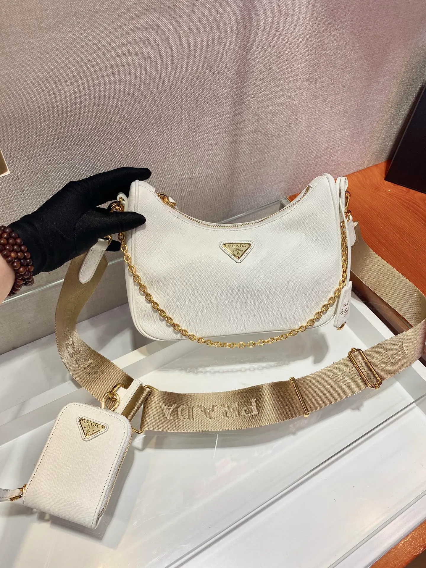 💰1500🎊Gold hardware three-in-one🎊New model 1BH204 full leather/gold hardware, nylon Hobo hand/armpit bag😘😘The full leather hobo that is popular in the fashion circle due to the crazy cultivation of the Internet celebrity sister group has a new model! 👏👏The design of this all-leather Hobo bag is great👍👍One bag with three uses😘😘waist bag/crossbody/single shoulder bag👍👍The handle is replaced by a chain, which makes the underarm bag a little more sexy. It also has a long shoulder strap. What I love most is that there is a small pendant (small bag) hanging on the shoulder strap, which can also be hung on other bags and pants as accessories. 🙊🙊There is no problem in matching various clothes in normal times😘😘Babies, hurry up and get it, it’s so beautiful🙊🙊Dimensions: length 23x height 17x bottom 6.5cm👏👏👏💰💰💰
