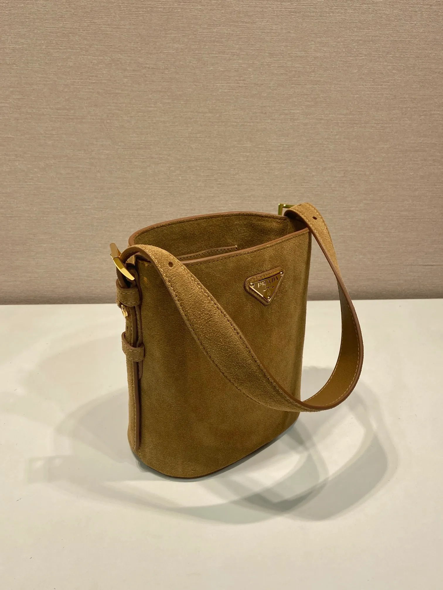 💰1360🎉New Bucket Bag🎉1BE078A Suede Small Size🎉🎉 This flexible and easy-to-wear bucket bag has a minimalist design and is made of soft suede leather. The shoulder straps are adjustable and equipped with imported sheepskin inside. It has a large space and the upper body effect is fashionable. It is a must-have in winter and is worth owning👏👏👏 Length 17 height 18.5 bottom 10.5cm🎉🎉🎉👏👏👏