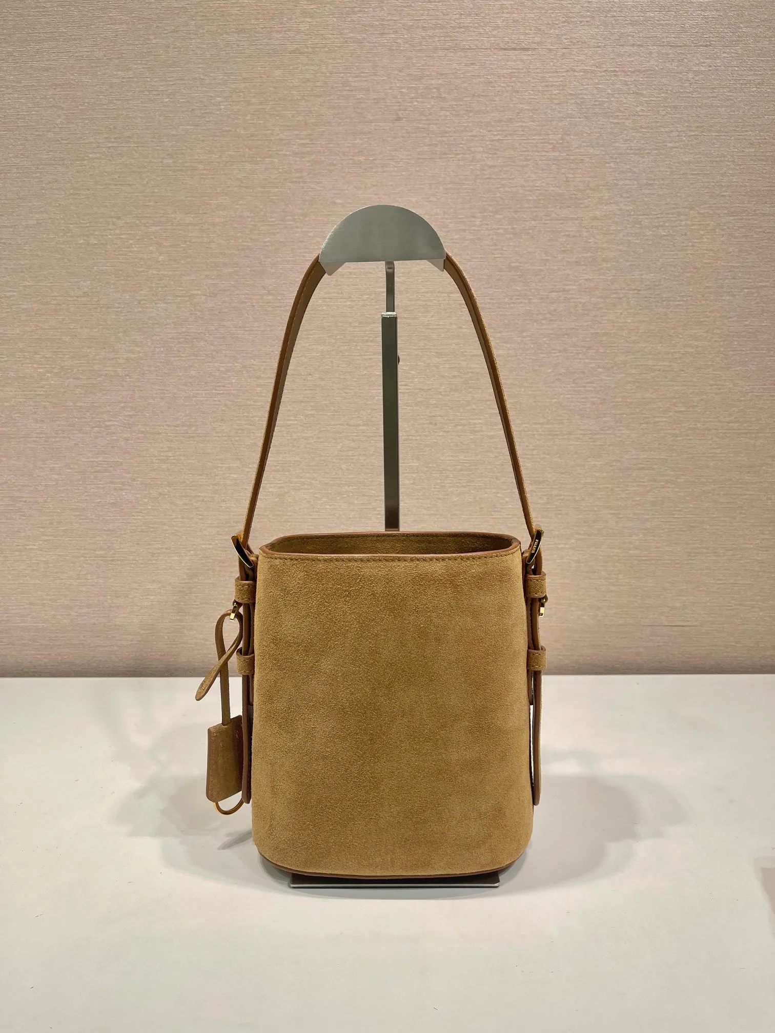 💰1360🎉New Bucket Bag🎉1BE078A Suede Small Size🎉🎉 This flexible and easy-to-wear bucket bag has a minimalist design and is made of soft suede leather. The shoulder straps are adjustable and equipped with imported sheepskin inside. It has a large space and the upper body effect is fashionable. It is a must-have in winter and is worth owning👏👏👏 Length 17 height 18.5 bottom 10.5cm🎉🎉🎉👏👏👏
