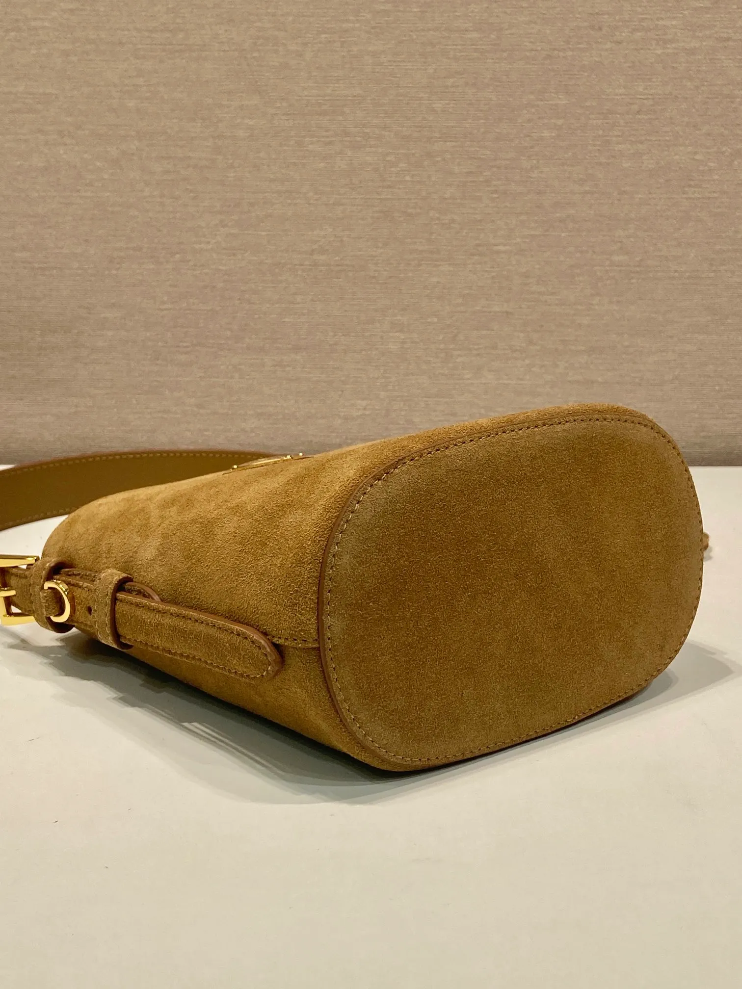 💰1360🎉New Bucket Bag🎉1BE078A Suede Small Size🎉🎉 This flexible and easy-to-wear bucket bag has a minimalist design and is made of soft suede leather. The shoulder straps are adjustable and equipped with imported sheepskin inside. It has a large space and the upper body effect is fashionable. It is a must-have in winter and is worth owning👏👏👏 Length 17 height 18.5 bottom 10.5cm🎉🎉🎉👏👏👏