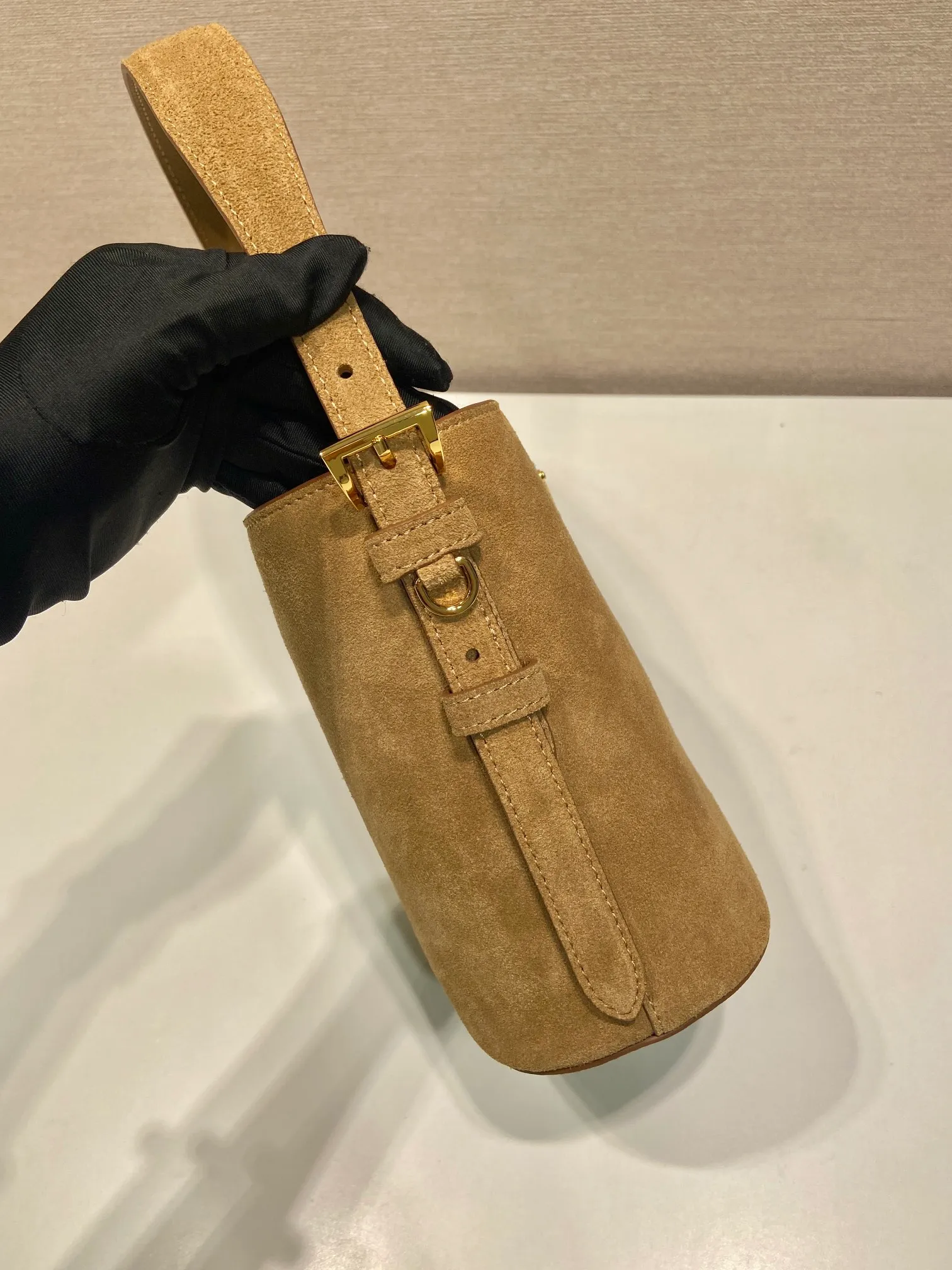 💰1360🎉New Bucket Bag🎉1BE078A Suede Small Size🎉🎉 This flexible and easy-to-wear bucket bag has a minimalist design and is made of soft suede leather. The shoulder straps are adjustable and equipped with imported sheepskin inside. It has a large space and the upper body effect is fashionable. It is a must-have in winter and is worth owning👏👏👏 Length 17 height 18.5 bottom 10.5cm🎉🎉🎉👏👏👏