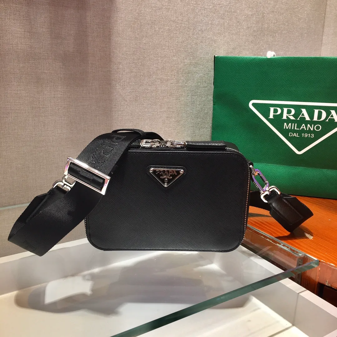💰1160✨New camera bag✨2VH070, new box-shaped camera bag, the triangular enamel logo adds to the elegant temperament, made of imported cross-grain cowhide👏brushed hardware👍The upper body effect is particularly cool, with a bit of a retro camera bag👏👏It can be matched with all kinds of clothes😘😘Hurry up and get it Length 18X height 12X bottom 5.5cm🎉🎉🎉💰💰💰