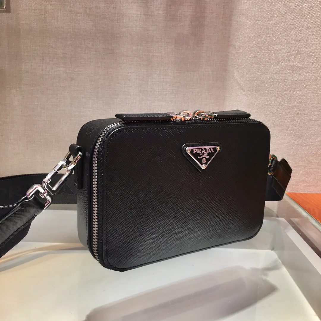 💰1160✨New camera bag✨2VH070, new box-shaped camera bag, the triangular enamel logo adds to the elegant temperament, made of imported cross-grain cowhide👏brushed hardware👍The upper body effect is particularly cool, with a bit of a retro camera bag👏👏It can be matched with all kinds of clothes😘😘Hurry up and get it Length 18X height 12X bottom 5.5cm🎉🎉🎉💰💰💰