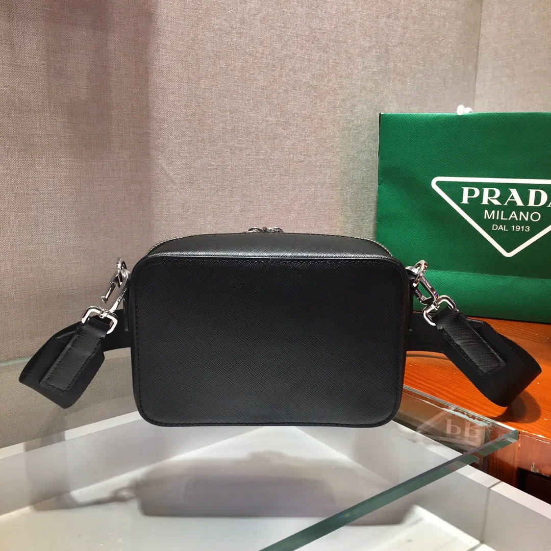 💰1160✨New camera bag✨2VH070, new box-shaped camera bag, the triangular enamel logo adds to the elegant temperament, made of imported cross-grain cowhide👏brushed hardware👍The upper body effect is particularly cool, with a bit of a retro camera bag👏👏It can be matched with all kinds of clothes😘😘Hurry up and get it Length 18X height 12X bottom 5.5cm🎉🎉🎉💰💰💰