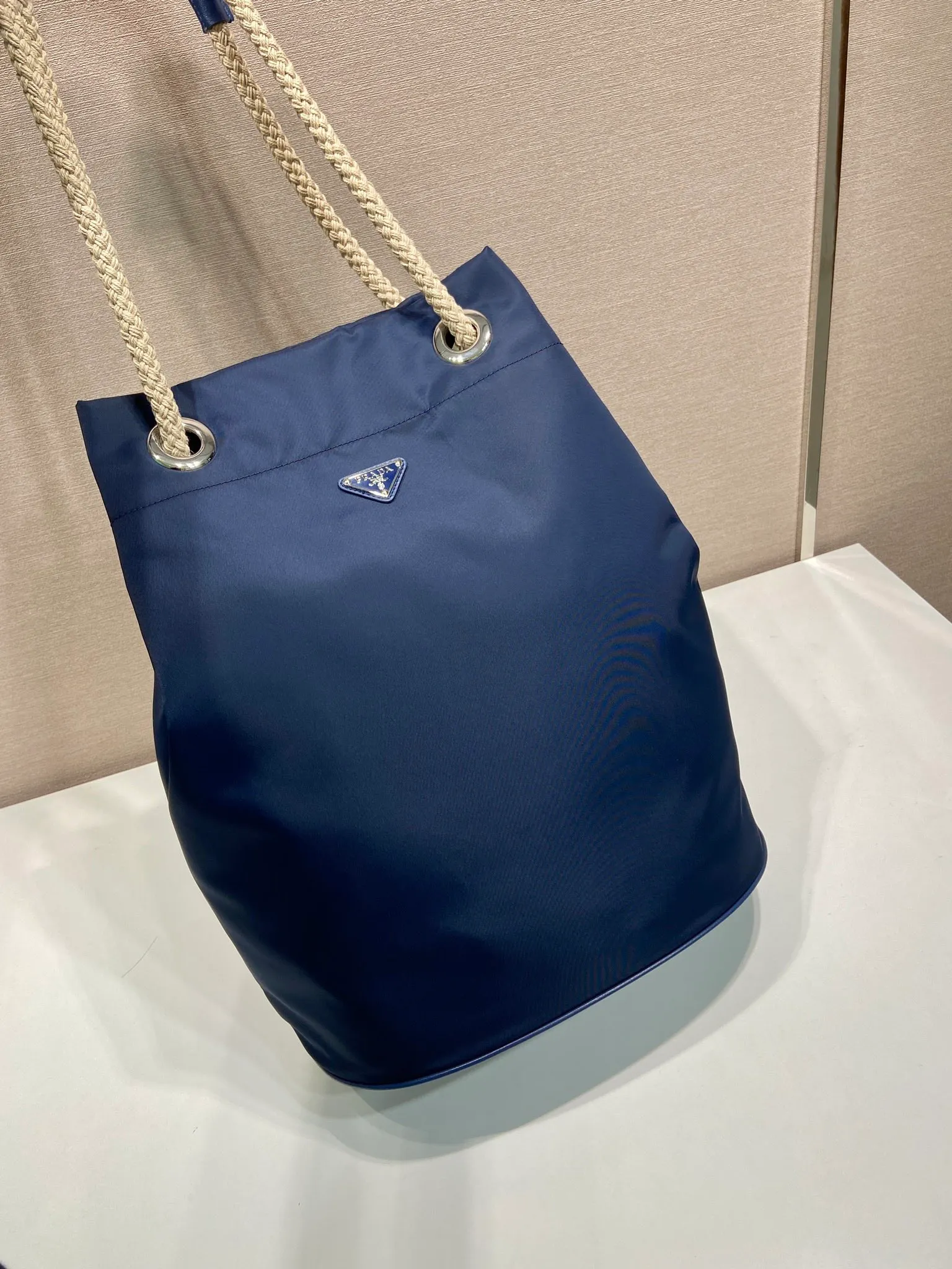 💰1160🎉Men's Bucket Bag🎉2VG133 Catwalk Style🎉🎉 This Re-Nylon handbag is designed with nylon fabric and calfskin. Unique combinations add a charming touch. The sliding rope handle highlights the versatility of this bag, making it easy to carry by hand or shoulder/crossbody, and features top-quality hardware. It has a large capacity, is very casual and fashionable, and is a popular style that will never go out of style. Baby, hurry up and get it🎉🎉 Length 34x Height 44x Bottom 24cm🎉🎉 🎉🎉🎉💰💰💰