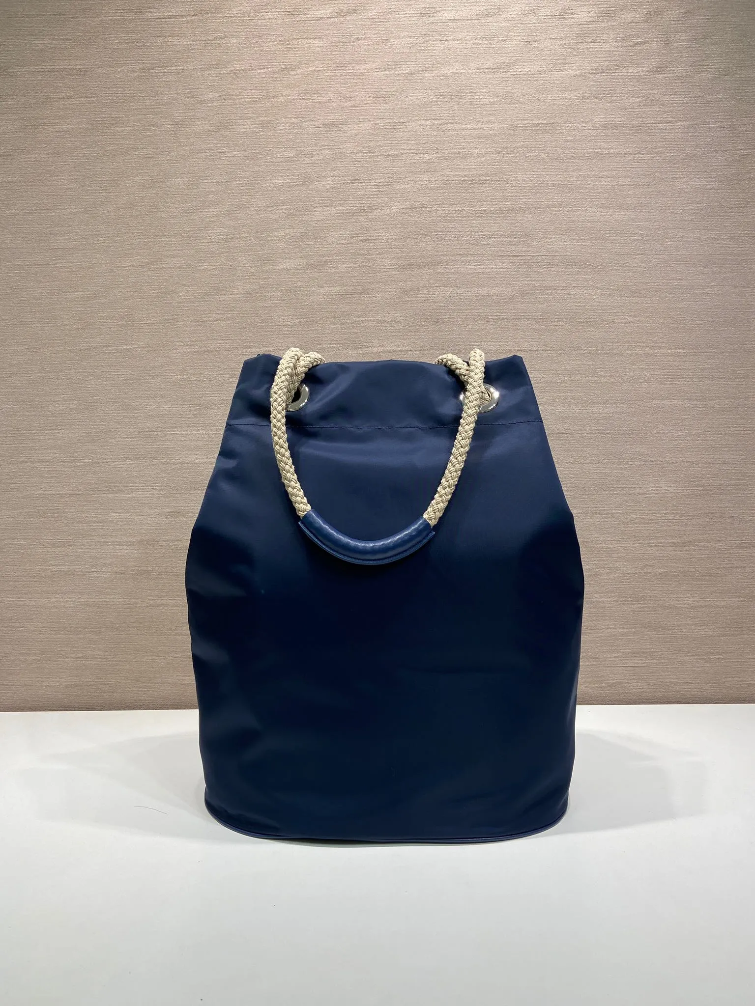 💰1160🎉Men's Bucket Bag🎉2VG133 Catwalk Style🎉🎉 This Re-Nylon handbag is designed with nylon fabric and calfskin. Unique combinations add a charming touch. The sliding rope handle highlights the versatility of this bag, making it easy to carry by hand or shoulder/crossbody, and features top-quality hardware. It has a large capacity, is very casual and fashionable, and is a popular style that will never go out of style. Baby, hurry up and get it🎉🎉 Length 34x Height 44x Bottom 24cm🎉🎉 🎉🎉🎉💰💰💰