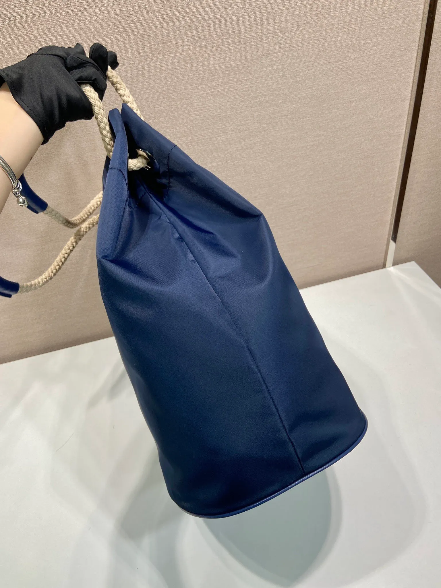 💰1160🎉Men's Bucket Bag🎉2VG133 Catwalk Style🎉🎉 This Re-Nylon handbag is designed with nylon fabric and calfskin. Unique combinations add a charming touch. The sliding rope handle highlights the versatility of this bag, making it easy to carry by hand or shoulder/crossbody, and features top-quality hardware. It has a large capacity, is very casual and fashionable, and is a popular style that will never go out of style. Baby, hurry up and get it🎉🎉 Length 34x Height 44x Bottom 24cm🎉🎉 🎉🎉🎉💰💰💰