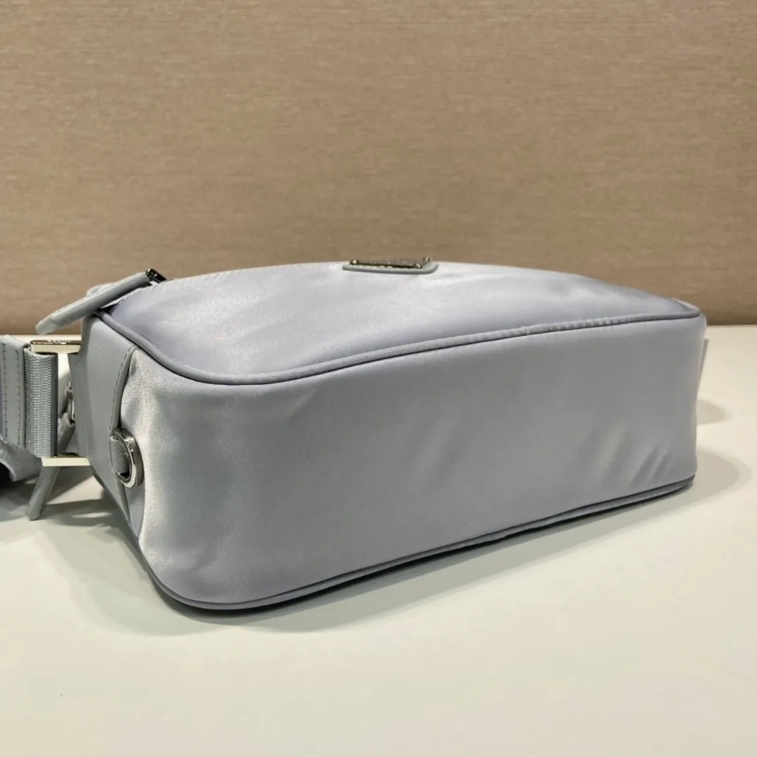 💰1020🎉New three-in-one🎉1BC167🎉🎉 This rectangular shoulder bag has a compact design and presents a distinctive street wear style. Functionality meets simple lines. My favorite is the detachable small bag on the shoulder strap🎉🎉, simple and elegant, suitable for both men and women👏Hurry up and get it🎉🎉 Length 23x Height 15x Bottom 7cm🎉🎉🎉👏👏👏