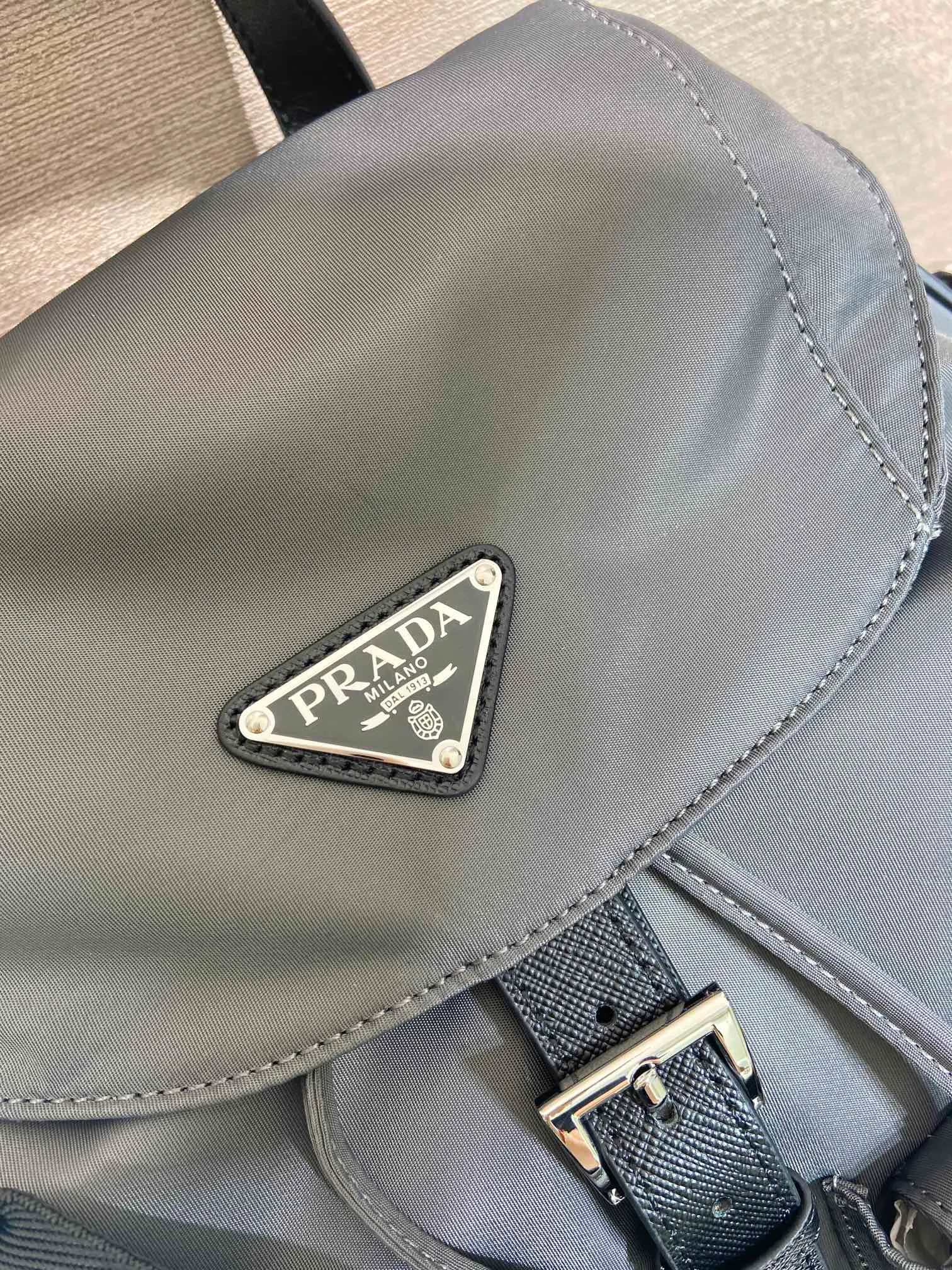 💰1360🎉New Backpack🎉2VZ110A Mercury Gray🎉🎉 This Re-Nylon backpack is designed with classic nylon fabric, top-grade hardware, and integrated with innovative and practical elements, presenting a refined and timeless style. Equipped with a detachable shoulder strap, it can be used interchangeably on different occasions. The upper body effect is very fashionable and elegant, and it is a popular style that will never go out of style🎉Hurry up and get it🎉🎉 Length 34x Height 39x Bottom 15cm🎉🎉🎉🎉👏👏👏