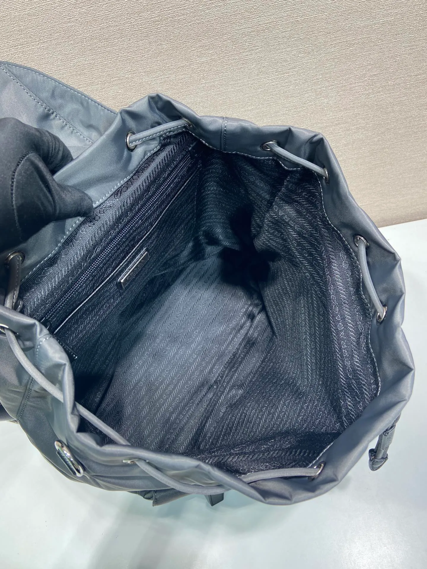 💰1360🎉New Backpack🎉2VZ110A Mercury Gray🎉🎉 This Re-Nylon backpack is designed with classic nylon fabric, top-grade hardware, and integrated with innovative and practical elements, presenting a refined and timeless style. Equipped with a detachable shoulder strap, it can be used interchangeably on different occasions. The upper body effect is very fashionable and elegant, and it is a popular style that will never go out of style🎉Hurry up and get it🎉🎉 Length 34x Height 39x Bottom 15cm🎉🎉🎉🎉👏👏👏