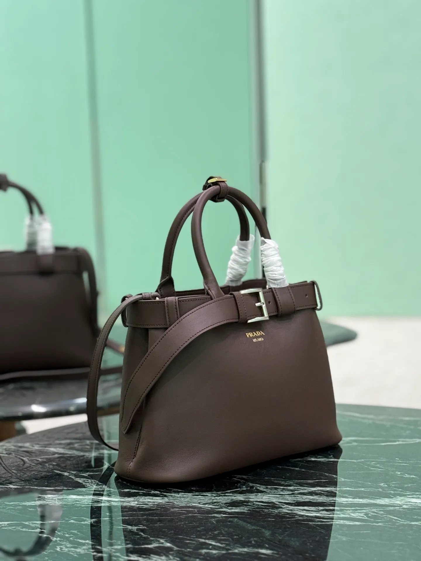 💰2000🌟 Drawstring handbag (small size) 2024 new DoubleBag shopping bag Double series imported cowhide, with full sheepskin interior, elegant and simple bag design with printed letter logo on the front, logo portable shoulder strap with adjustable length, three built-in compartments, middle inner pocket, and the unique design of the large leather belt is full of vitality! Size: 32Ｘ23︸11CM Style number: 1BA434