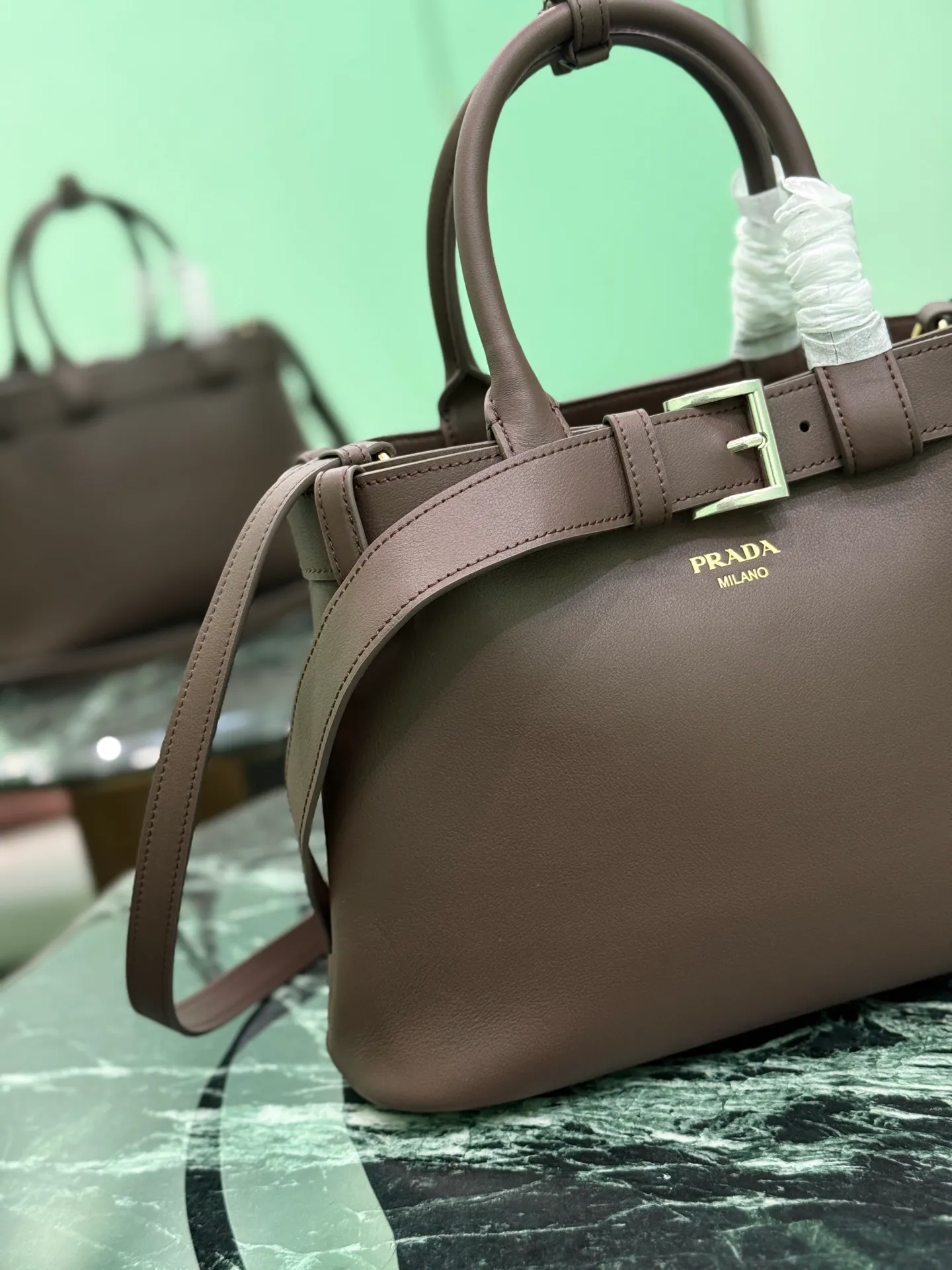💰2000🌟 Drawstring handbag (small size) 2024 new DoubleBag shopping bag Double series imported cowhide, with full sheepskin interior, elegant and simple bag design with printed letter logo on the front, logo portable shoulder strap with adjustable length, three built-in compartments, middle inner pocket, and the unique design of the large leather belt is full of vitality! Size: 32Ｘ23︸11CM Style number: 1BA434
