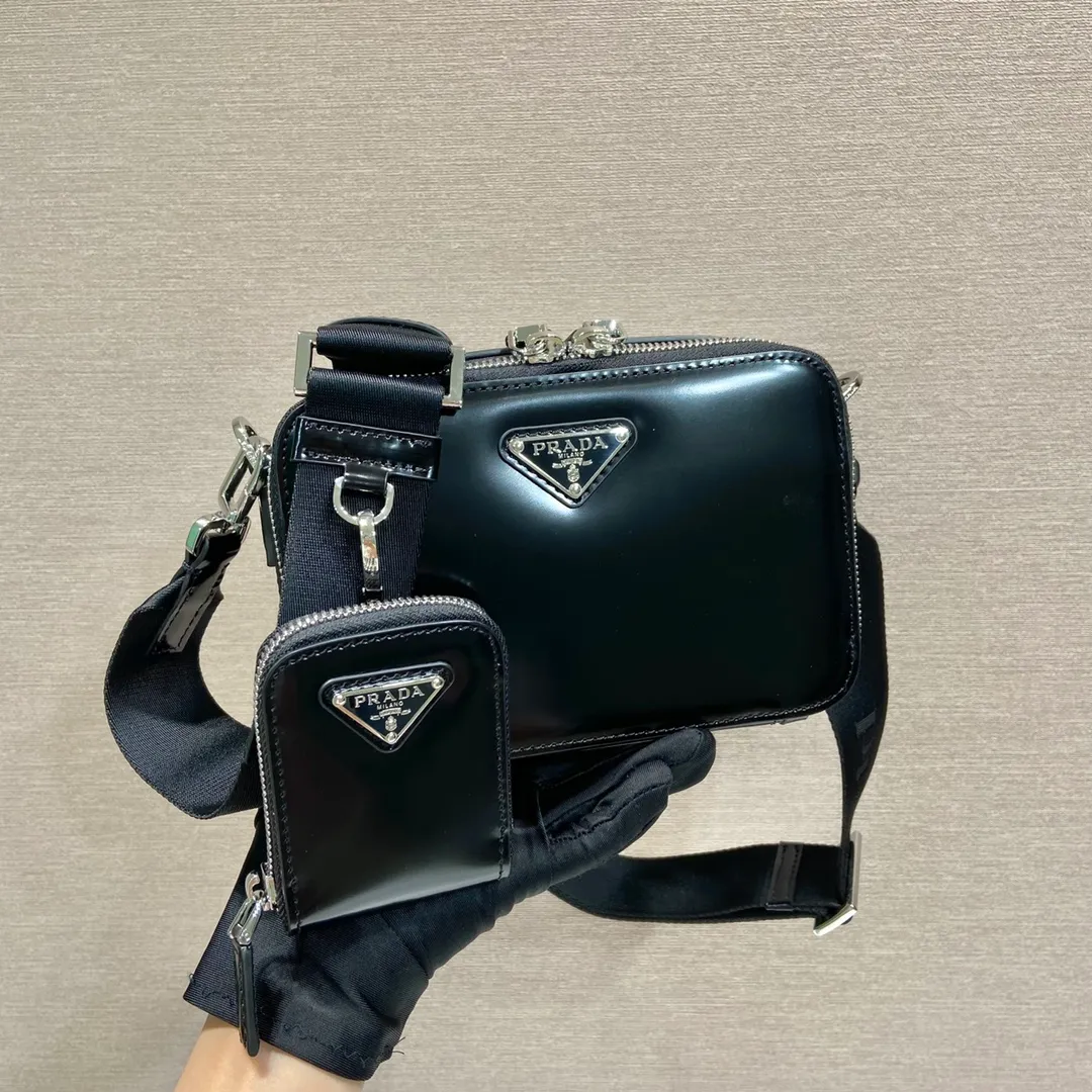 💰1260🎉New messenger bag🎉2VH070 patent leather. This contemporary Brique bag has simple lines, a removable and adjustable nylon shoulder strap and a removable pouch for a lightweight and versatile style. The vintage glossy leather chosen has become the brand’s signature material. It looks classic with original temperament and modern fashion🎉🎉Large capacity and space, worth it, get it now🎉🎉 Length 19x Height 12.5x Bottom 5.5cm