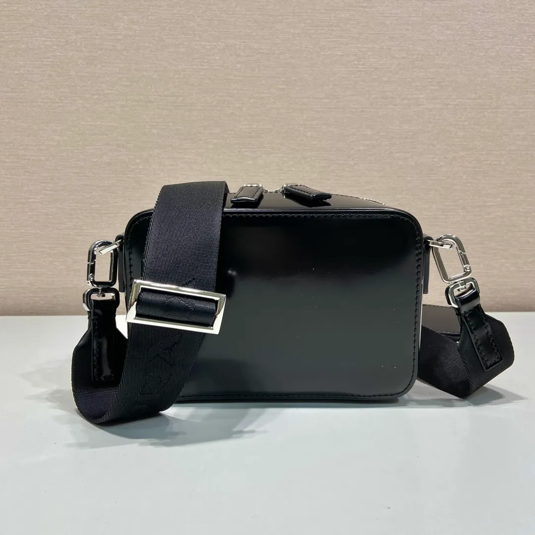 💰1260🎉New messenger bag🎉2VH070 patent leather. This contemporary Brique bag has simple lines, a removable and adjustable nylon shoulder strap and a removable pouch for a lightweight and versatile style. The vintage glossy leather chosen has become the brand’s signature material. It looks classic with original temperament and modern fashion🎉🎉Large capacity and space, worth it, get it now🎉🎉 Length 19x Height 12.5x Bottom 5.5cm