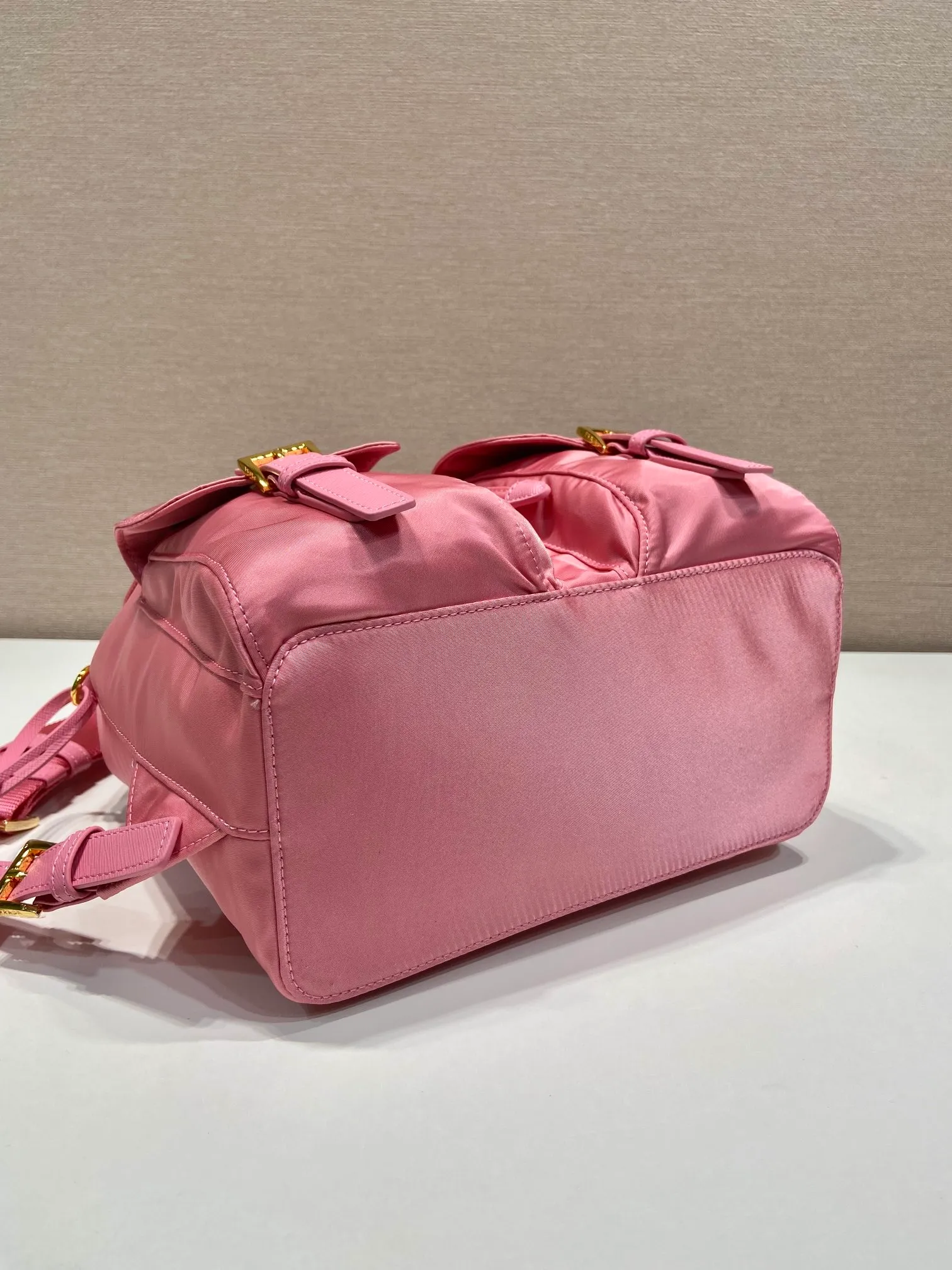 💰1000🎉Gold buckle classic backpack🎉1BZ677 gold hardware🎉🎉 This practical and innovative backpack is made of imported nylon fabric, adjustable shoulder straps and woven handles, removable Re-Edition leather key ring, front buckle flap pocket, enameled metal triangle logo on the flap, drawstring closure, logo-printed Re-Nylon lining with two interior pockets, one of which is zippered and has a large room. Classic and practical, it is a popular style that will never go out of style🎉🎉 Length 23.5x Height 28x Bottom 12cm🎉🎉🎉👏👏👏