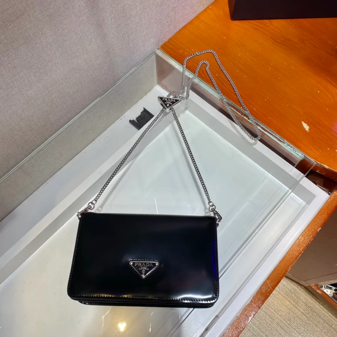 💰1300🎉New necklace bag🎉1BD307🎉🎉 This shoulder bag is made of traditional shiny leather, creating a simple silhouette, with a full sheepskin interior👏 adding a touch of exquisite texture. The iconic triangle logo originally adorned Mario's design. I love this detachable and adjustable chain shoulder strap (110cm long), which can also be used as a necklace decoration with clothes. The triangle mark in the middle is adjustable😘😘It’s so beautiful😘😘One pack can be used for two purposes👏👏Hurry up and get it🎉🎉 Length 19x Height 10.5x Bottom 3.5cm