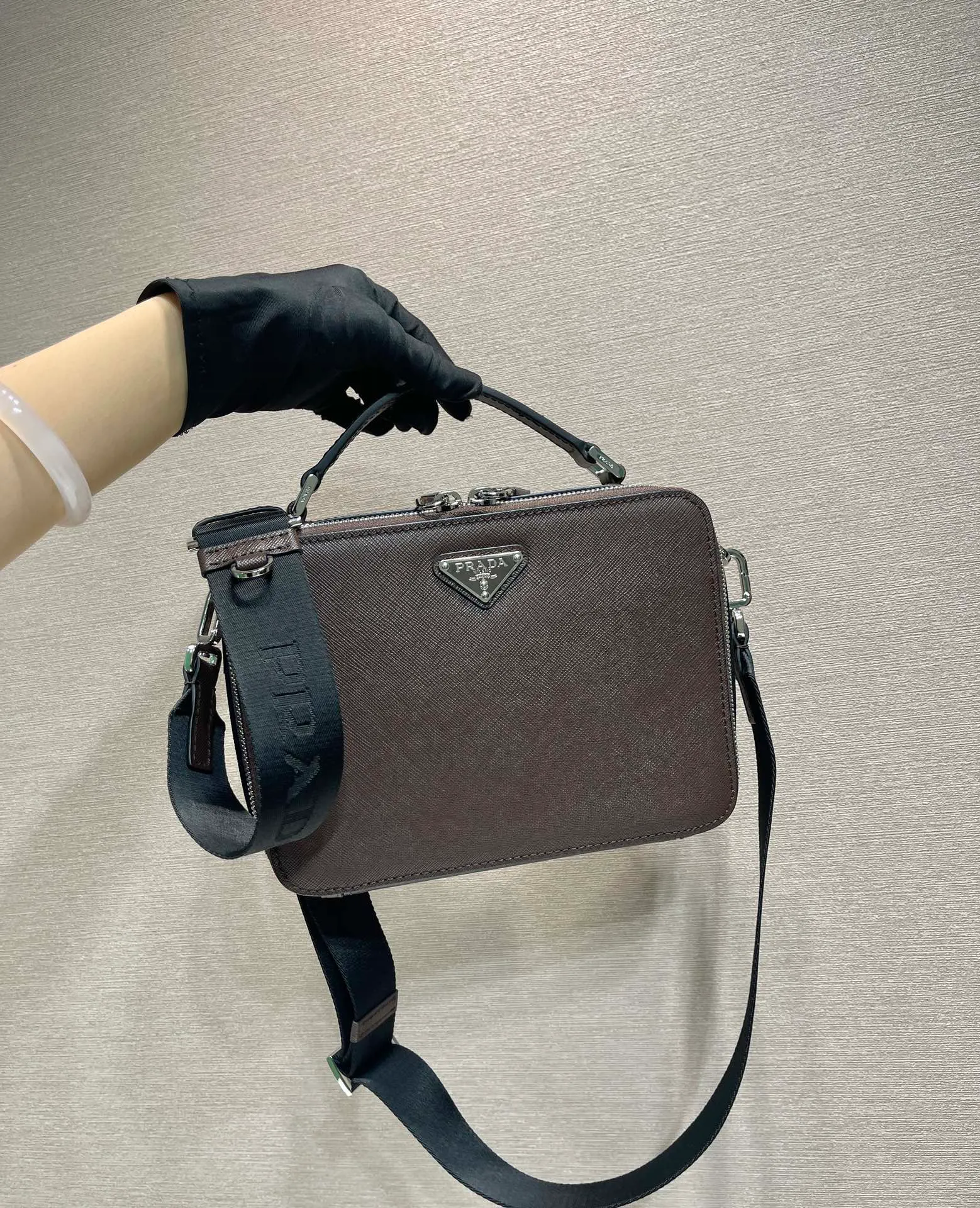 💰1640🎉Upgrade board🎉2VH069 dark coffee color🎉🎉 This Brique handbag is made of Saffiano leather, and its simple lines highlight a striking style. The iconic Saffiano leather material is synonymous with luxury and a status symbol of traditional Italian leather goods manufacturing craftsmanship. This handbag has an elegant design, equipped with handles and a detachable long nylon shoulder strap, which is more simple and elegant. Get it now🎉🎉 Length 22x Height 16x Bottom 6cm