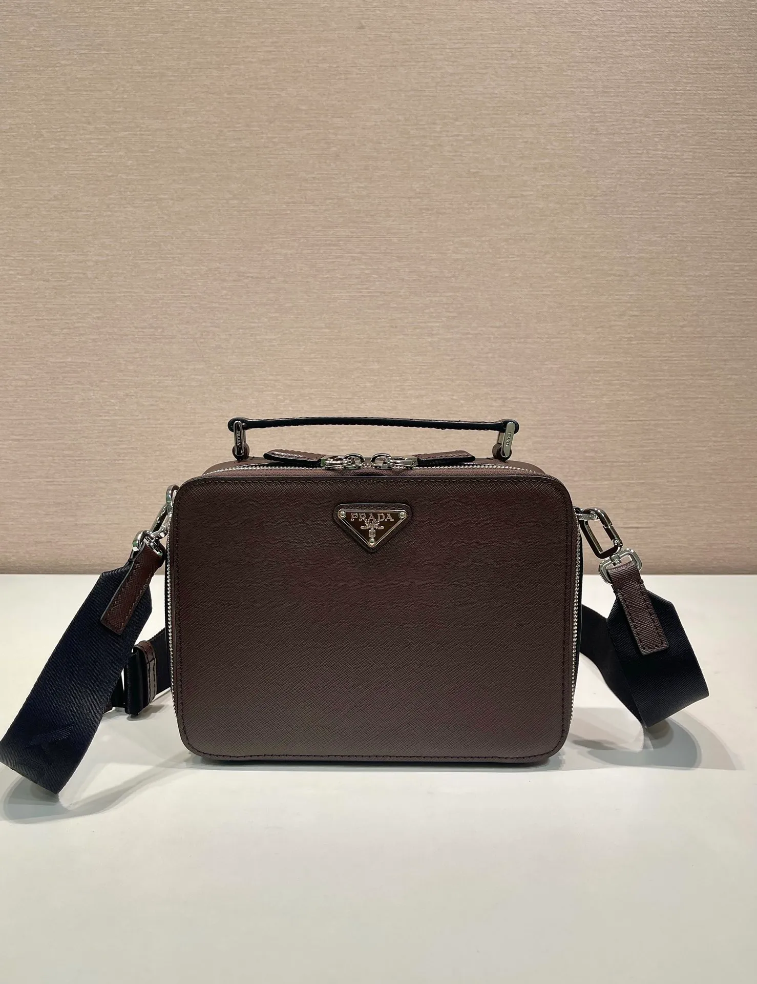 💰1640🎉Upgrade board🎉2VH069 dark coffee color🎉🎉 This Brique handbag is made of Saffiano leather, and its simple lines highlight a striking style. The iconic Saffiano leather material is synonymous with luxury and a status symbol of traditional Italian leather goods manufacturing craftsmanship. This handbag has an elegant design, equipped with handles and a detachable long nylon shoulder strap, which is more simple and elegant. Get it now🎉🎉 Length 22x Height 16x Bottom 6cm