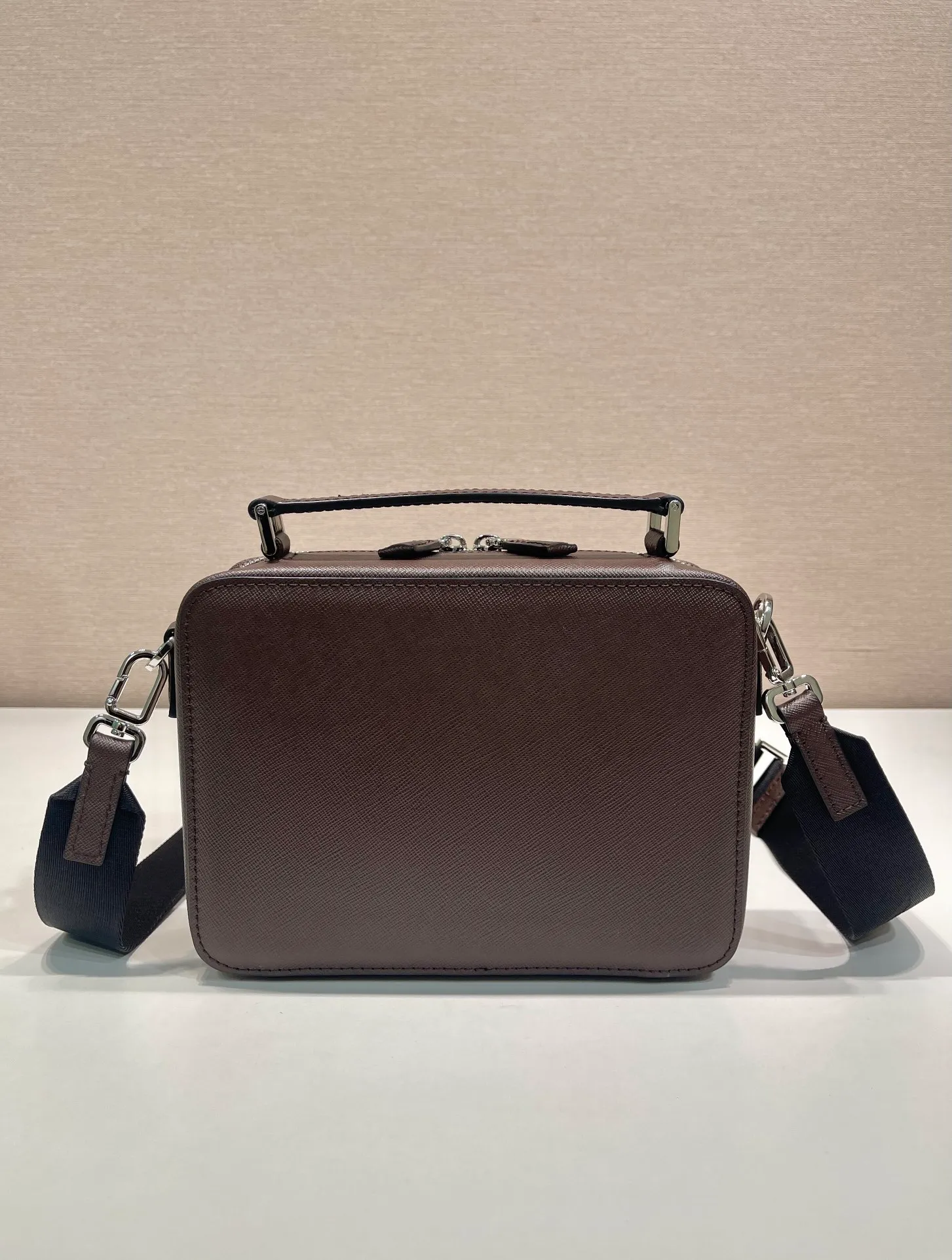 💰1640🎉Upgrade board🎉2VH069 dark coffee color🎉🎉 This Brique handbag is made of Saffiano leather, and its simple lines highlight a striking style. The iconic Saffiano leather material is synonymous with luxury and a status symbol of traditional Italian leather goods manufacturing craftsmanship. This handbag has an elegant design, equipped with handles and a detachable long nylon shoulder strap, which is more simple and elegant. Get it now🎉🎉 Length 22x Height 16x Bottom 6cm