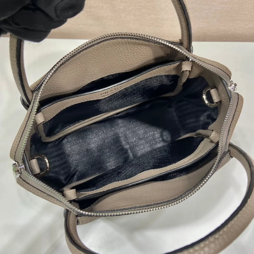 💰1840🎉New double shoulder strap🎉1BC145 double shoulder strap🎉Small size This double shoulder strap is made of imported deerskin grain cowhide and equipped with two interchangeable and adjustable long shoulder straps. The combination of fabric webbing and cowhide is perfect😘, versatile for mixing and matching different clothes on different occasions😘, large capacity, many compartments, super soft feel🎉Hurry up and get it🎉 Length 23x Height 21x Bottom 10cm🎉🎉🎉👏👏👏