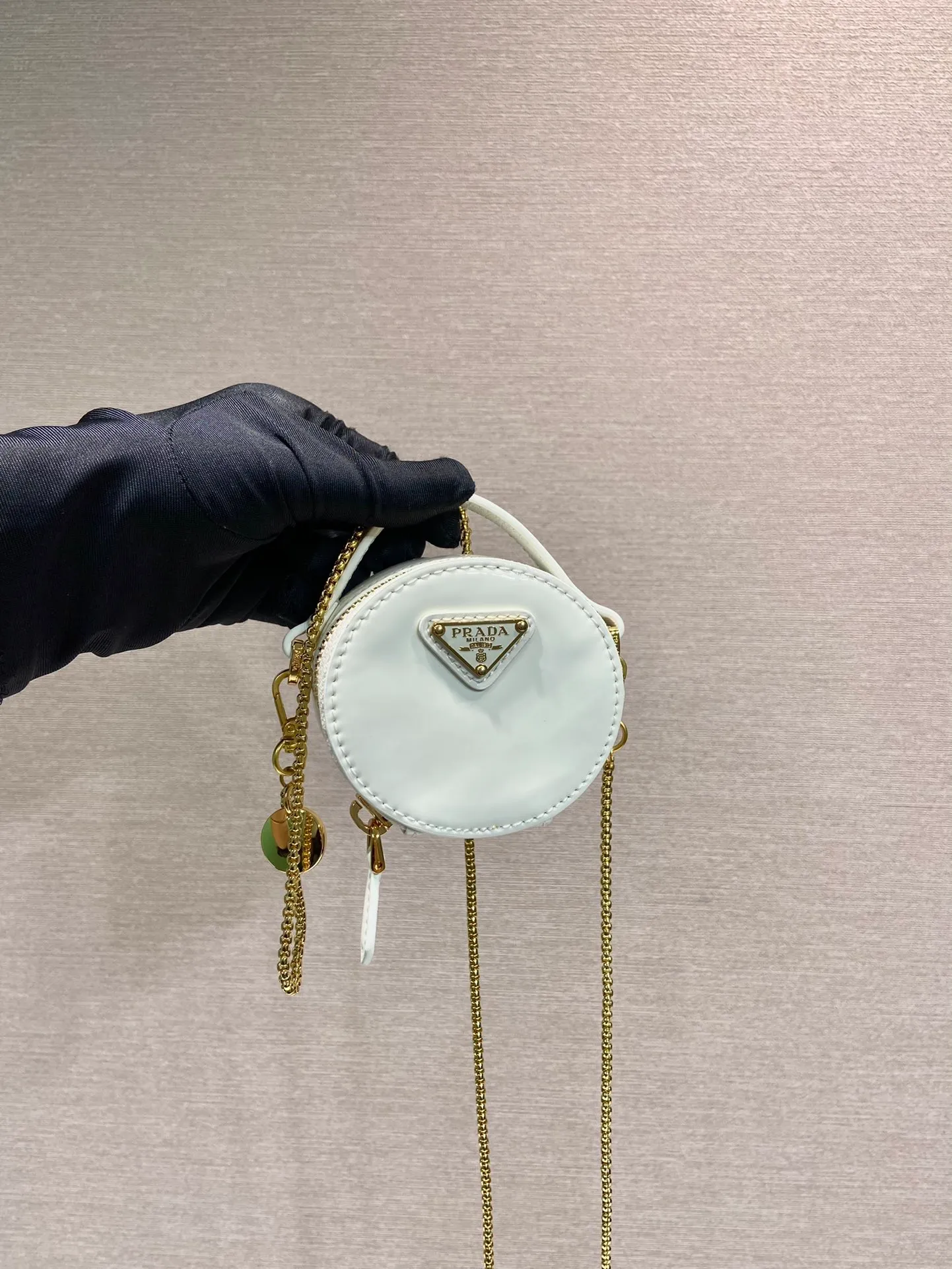 💰960🎉Patent leather round bag🎉1NR023🎉🎉 This round mini bag shows a modern and exquisite silhouette. It is made of glossy cowhide, decorated with sparkling metal hardware, and matched with an elegant detachable chain shoulder strap. It is so cute😍The upper body effect is very eye-catching, cute and cool, don’t you be tempted😗😗, beauties, hurry up and get it, it’s so beautiful and cute😋😋 Length 8x height 8x base 3.5cm🎉🎉🎉👏👏👏
