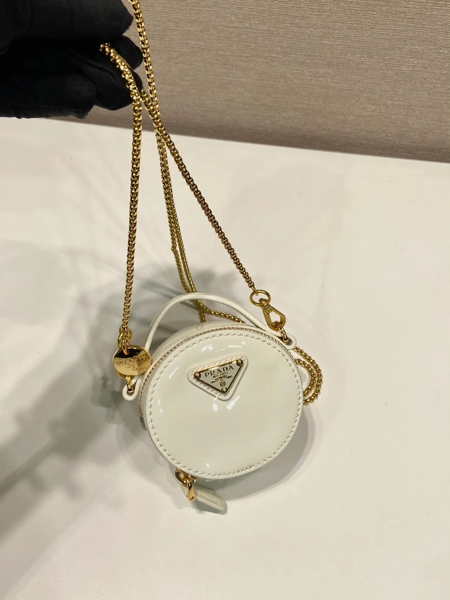 💰960🎉Patent leather round bag🎉1NR023🎉🎉 This round mini bag shows a modern and exquisite silhouette. It is made of glossy cowhide, decorated with sparkling metal hardware, and matched with an elegant detachable chain shoulder strap. It is so cute😍The upper body effect is very eye-catching, cute and cool, don’t you be tempted😗😗, beauties, hurry up and get it, it’s so beautiful and cute😋😋 Length 8x height 8x base 3.5cm🎉🎉🎉👏👏👏