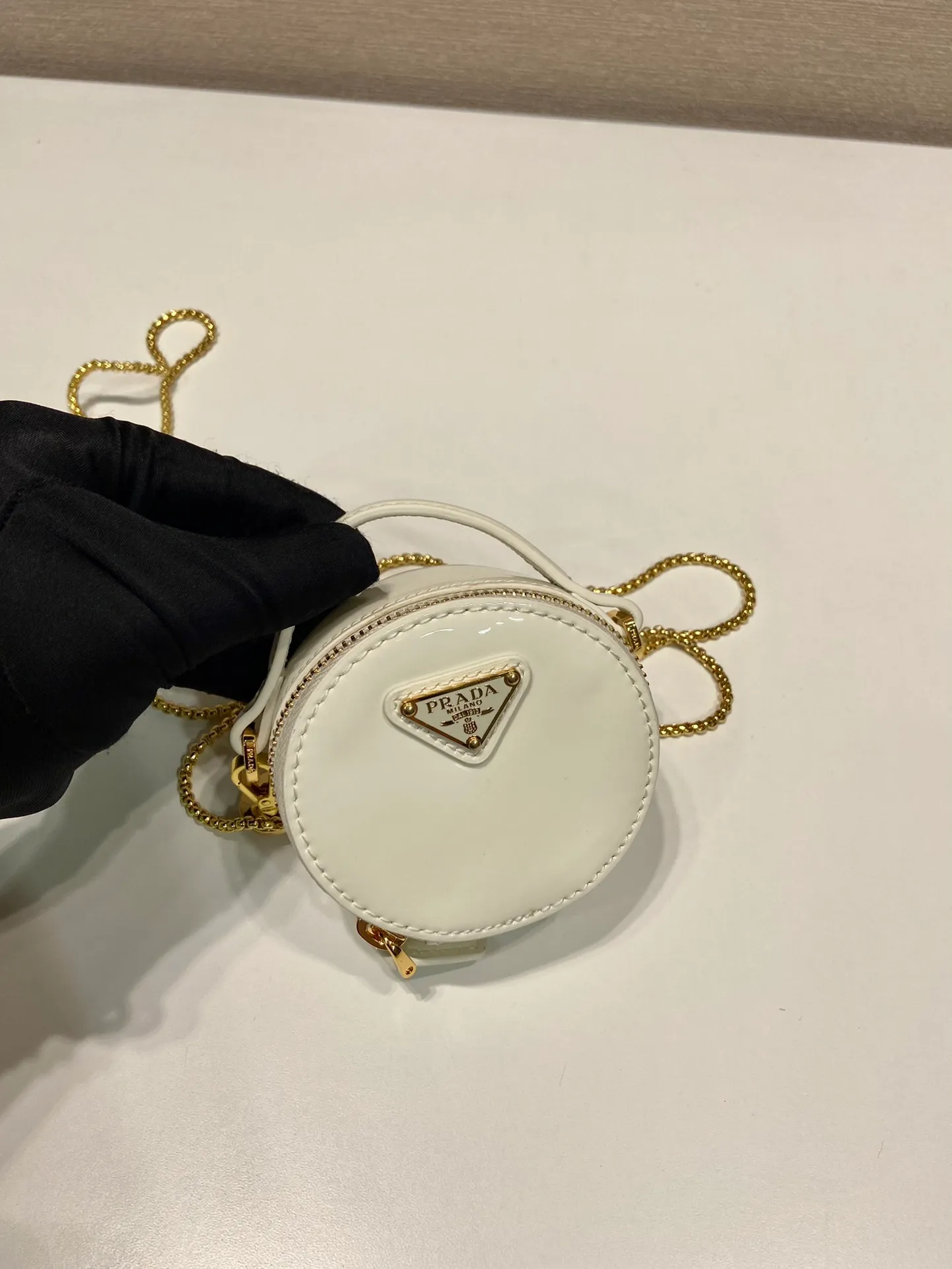 💰960🎉Patent leather round bag🎉1NR023🎉🎉 This round mini bag shows a modern and exquisite silhouette. It is made of glossy cowhide, decorated with sparkling metal hardware, and matched with an elegant detachable chain shoulder strap. It is so cute😍The upper body effect is very eye-catching, cute and cool, don’t you be tempted😗😗, beauties, hurry up and get it, it’s so beautiful and cute😋😋 Length 8x height 8x base 3.5cm🎉🎉🎉👏👏👏