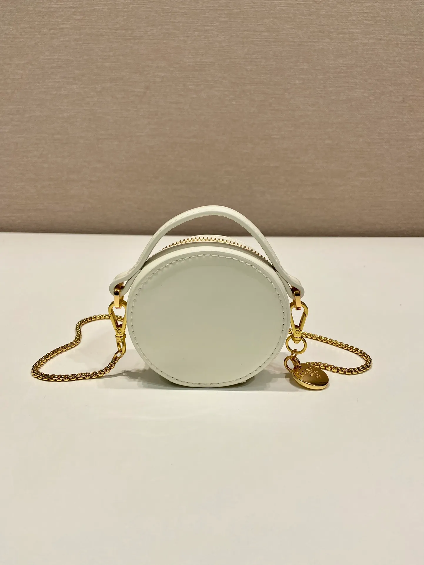 💰960🎉Patent leather round bag🎉1NR023🎉🎉 This round mini bag shows a modern and exquisite silhouette. It is made of glossy cowhide, decorated with sparkling metal hardware, and matched with an elegant detachable chain shoulder strap. It is so cute😍The upper body effect is very eye-catching, cute and cool, don’t you be tempted😗😗, beauties, hurry up and get it, it’s so beautiful and cute😋😋 Length 8x height 8x base 3.5cm🎉🎉🎉👏👏👏
