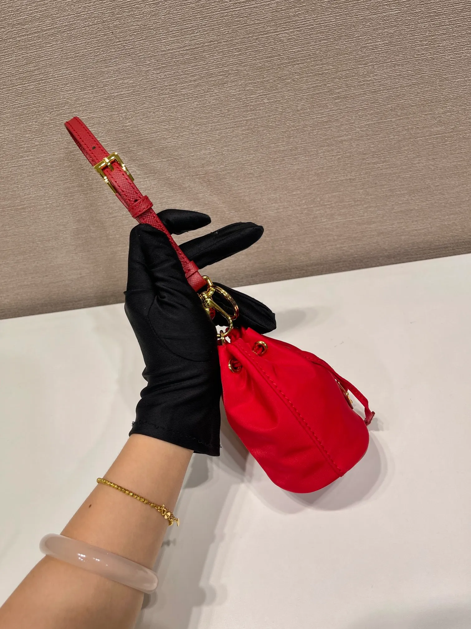 💰380🎉mini bucket bag🎉1TT202 new product🎉🎉 This bucket-shaped mini bag is made of Re-Nylon, with a drawstring design at the mouth, and exquisite details such as leather wristbands and gold-plated hardware. The capacity is large, and cards/car keys🔑/lipstick💄 are all no problem. The mini bucket bag you have been longing for has arrived👏👏 Length 8.5x Height 10.5cm🎉🎉🎉👏👏👏