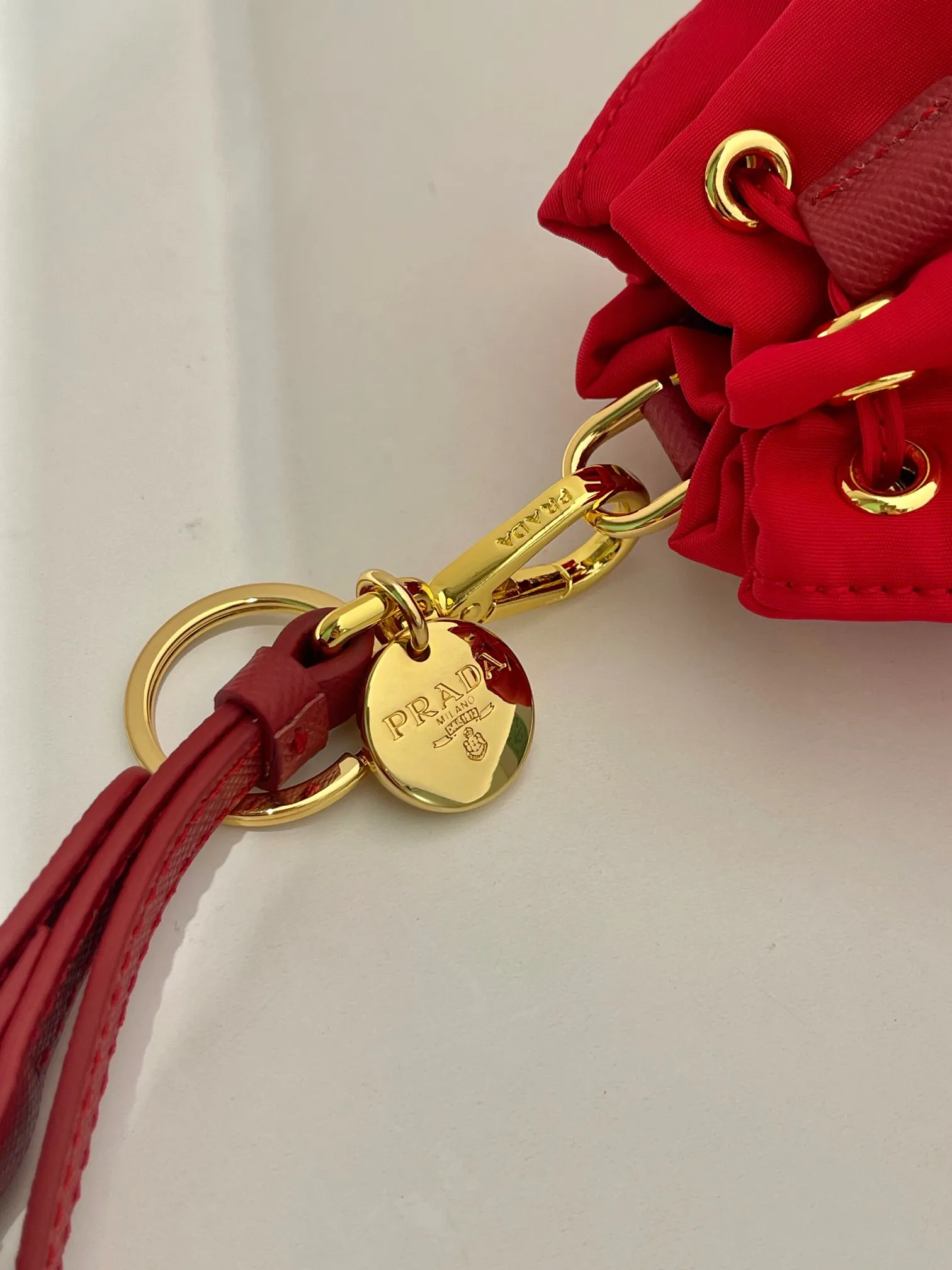 💰380🎉mini bucket bag🎉1TT202 new product🎉🎉 This bucket-shaped mini bag is made of Re-Nylon, with a drawstring design at the mouth, and exquisite details such as leather wristbands and gold-plated hardware. The capacity is large, and cards/car keys🔑/lipstick💄 are all no problem. The mini bucket bag you have been longing for has arrived👏👏 Length 8.5x Height 10.5cm🎉🎉🎉👏👏👏