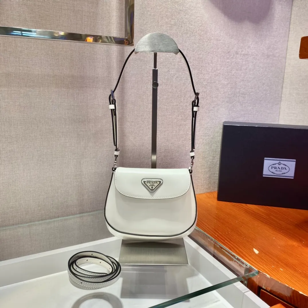 💰1120🎉mini🎉1BH188🎉🎉 Cleo series handbags reinterpret the brand’s iconic archive design and witness the fusion of classicism and futurism. This curved mini shoulder bag has simple and stylish lines, and the unique slanted bottom and sides give the bag a refined style. The handle is equipped with an extension strap, which can be carried by hand or worn cross-body. Lightweight and fashionable🎉🎉, get it now🎉🎉 Length 17x Height 14.5x Bottom 7cm