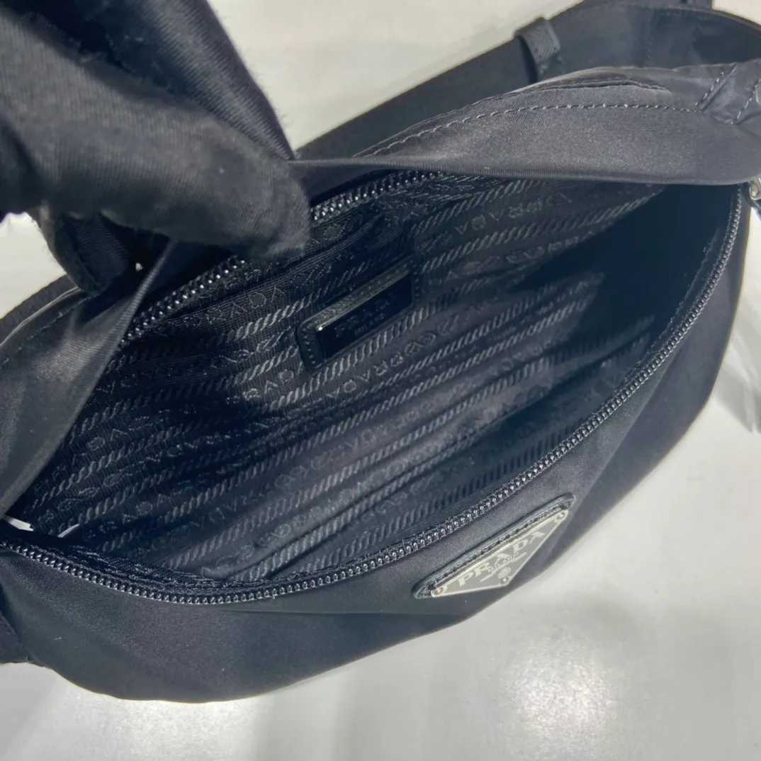 💰760👏New waist bag👏2VL034 waist bag This waist bag is made of imported nylon fabric and Saffiano leather, adjustable nylon belt and side buckles, top brushed hardware, zipper closure, enamel metal triangle logo, simple and elegant/fashionable. It can also be used as a waist bag and chest bag. The upper body effect is great👏👏👏 Length 26x height 12x bottom 7cm