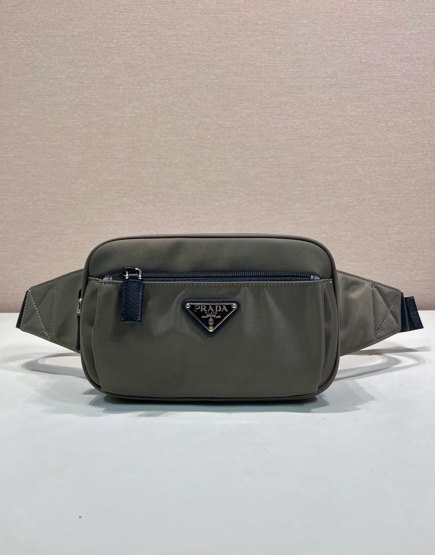 💰760🎉Classic hot style🎉2VL977 forest green👍👍 This fanny pack is made of imported nylon material, adjustable nylon belt with buckle, zipper closure, polished steel hardware, internal logo plate, external enamel triangle logo, can be used as a fanny pack and chest bag, suitable for both men and women😘😘Another popular style that will never go out of style👍👍Length 21xH12.5xBottom 4.5cm👍👍👍💰💰💰